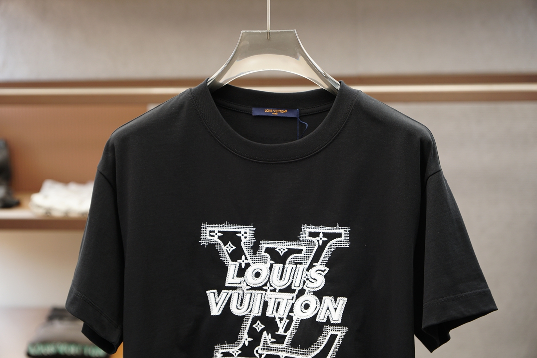 Lv 路易威登-🌷👒💥💕😺🌻2026春夏新款圆领T，自带高级质感，胸前刺绣Logo手工立体时尚，简约不单