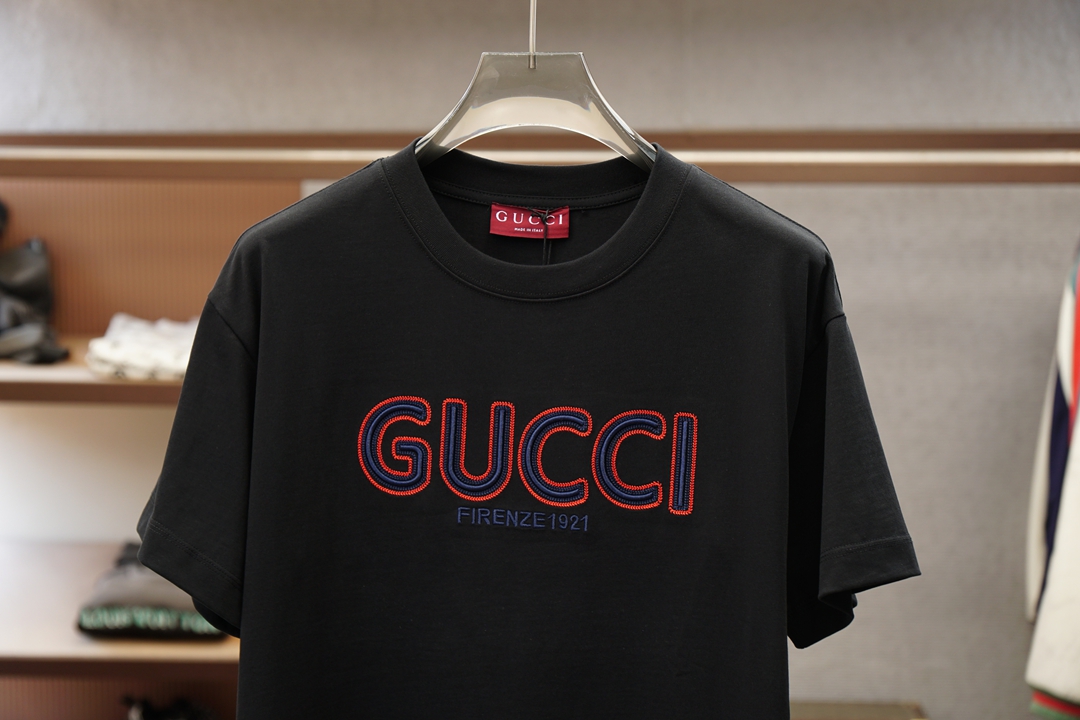 Gucci古奇/🌷👒💥💕😺🌻2026春夏新款圆领T，自带高级质感，胸前Logo高密度刺绣手工立体时尚，简
