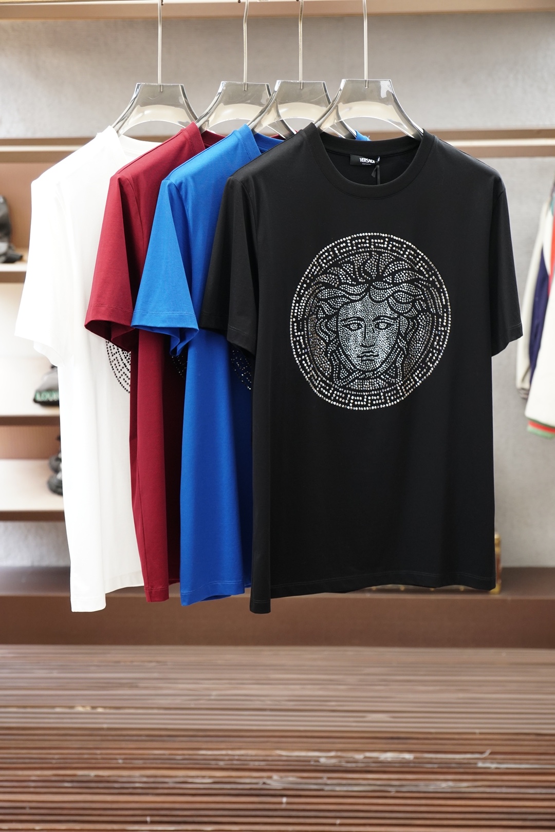 NO:909488,Versace/26 new spring and summer short-sleeved T-shirt with Turissa logo round neck, made of high-count and high-density 80-count double-strand mercerized cotton, the upper body is comfortable and breathable, soft, delicate and micro-elastic, high-quality fabric; color black, white 'blue', size S ~ XXXL (black and white can be customized 4XL, 5XL, Yi can customize pure cotton fabric),,versace,versace,T-shirt,tees,t-shirt,19860909范思哲 Versace/26春夏新品短袖烫钻杜丽莎logo圆领短袖T恤,采用高支数高密度80支双股丝光棉,上身舒适透气、柔软细腻微弹、高品质面料； 颜色黑色、白色“蓝色, 尺码S～XXXL（黑白可定制4XL、5XL,奕可定制纯棉面料）,,versace,versace,T-shirt,tees，t-shirt,,Men's clothing