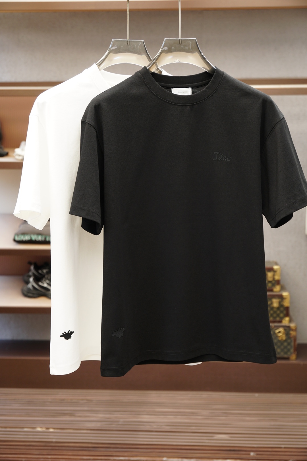 NO:909482,Dior Dior/26SS new spring and summer printed round neck short-sleeved T-shirt, embellished with letter embroidered logo design on the chest, classic casual items are more refined, minimalist style design, not restrictive and unattractive style, simple and easy to match. Made of 180g double-ply cotton fabric, the fabric has a high-end texture, soft and silky, excellent elasticity, anti-wrinkle and anti-yellowing, and will not be easily deformed after long-term wear and washing; black and white  M-XXXL, loose fit one size larger,,, dior, T-shirt, tees, t-shirt,19860909Dior迪O奥/26SS春夏新品印花圆领短袖T恤,胸前缀饰字母刺绣Logo设计,经典休闲单品更显精致,极简风格设计,不束缚不挑人的款式,简洁又好搭的一款Tee,采用180克支双股纯棉面料制成,面料质感高端、柔软丝滑,弹性优良抗皱抗黄,久穿久洗不易变形；黑色 白色 M-XXXL,宽松版型偏大一号,,,dior,T-shirt,tees，t-shirt,,Men's clothing