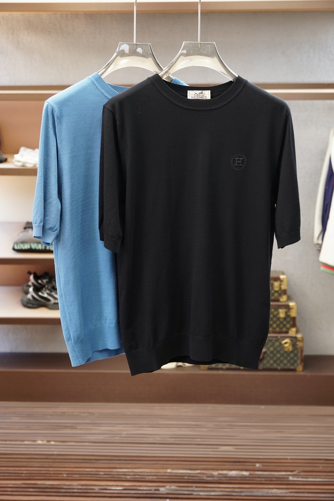 NO:909476,Hermes, Hermes/ 2026 Summer Yilite jacquard short-sleeve. Full of high-end feel. Selected Yilite blended fabric, silky and skin-friendly, breathable and smooth, refreshing and not sweaty in summer. Simple round neck version, low-key and refined, the upper body is crisp and slim.  The color is gentle and elegant, and can be worn for business commuting and daily leisure. It has a light and luxurious texture, is versatile and durable, and is a must-have high-end knitted T.58-56 in summer, hermes, hermes, T-shirt,19860909爱马仕,Hermes/ 2026夏款伊力特提花短袖.高级感满满. 精选伊力特混纺面料,丝滑亲肤、透气垂顺,夏天穿清爽不闷汗. 简约圆领版型,低调精致,上身挺括显瘦. 色系温柔显气质,商务通勤、日常休闲都能穿,轻奢质感,百搭耐看,夏季必备高端针织T.58-56,,hermes,hermes,T-shirt,,Men's clothing