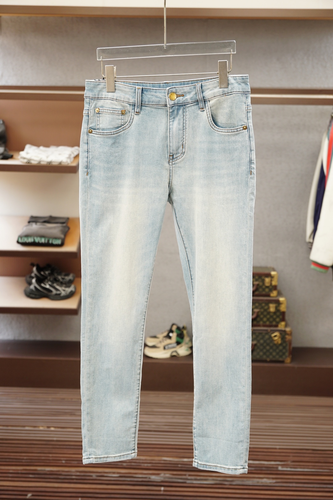 NO:951125,LP  2026 men's washed thin jeans, many people are looking for jeans with hole patches, thin denim jeans, so thin that you can spend the hot summer unscrupulously, medium vintage wash, the color and texture of the enzyme wash are in perfect condition, the most casual hole processing, have the personality you want, not too out of the ordinary and picky about the occasion, easy to wear and versatile, recommended to buy, sizes 29-38, 35, no 37, loro  piana,jeans,19860909LP 2026男士水洗薄款牛仔裤,很多人想找的要破洞补丁的牛仔裤,薄质的丹宁牛仔,薄度如斯够肆无忌惮的度过酷夏,中度复古水洗,酵洗出来的颜色和纹理都状态正好,最随意的破洞处理,有想要的个性,又不至于太出格而挑剔场合,好穿又百搭的一款,推荐入手,尺码29-38,有35,无37,,loro piana,jeans,,Men's clothing
