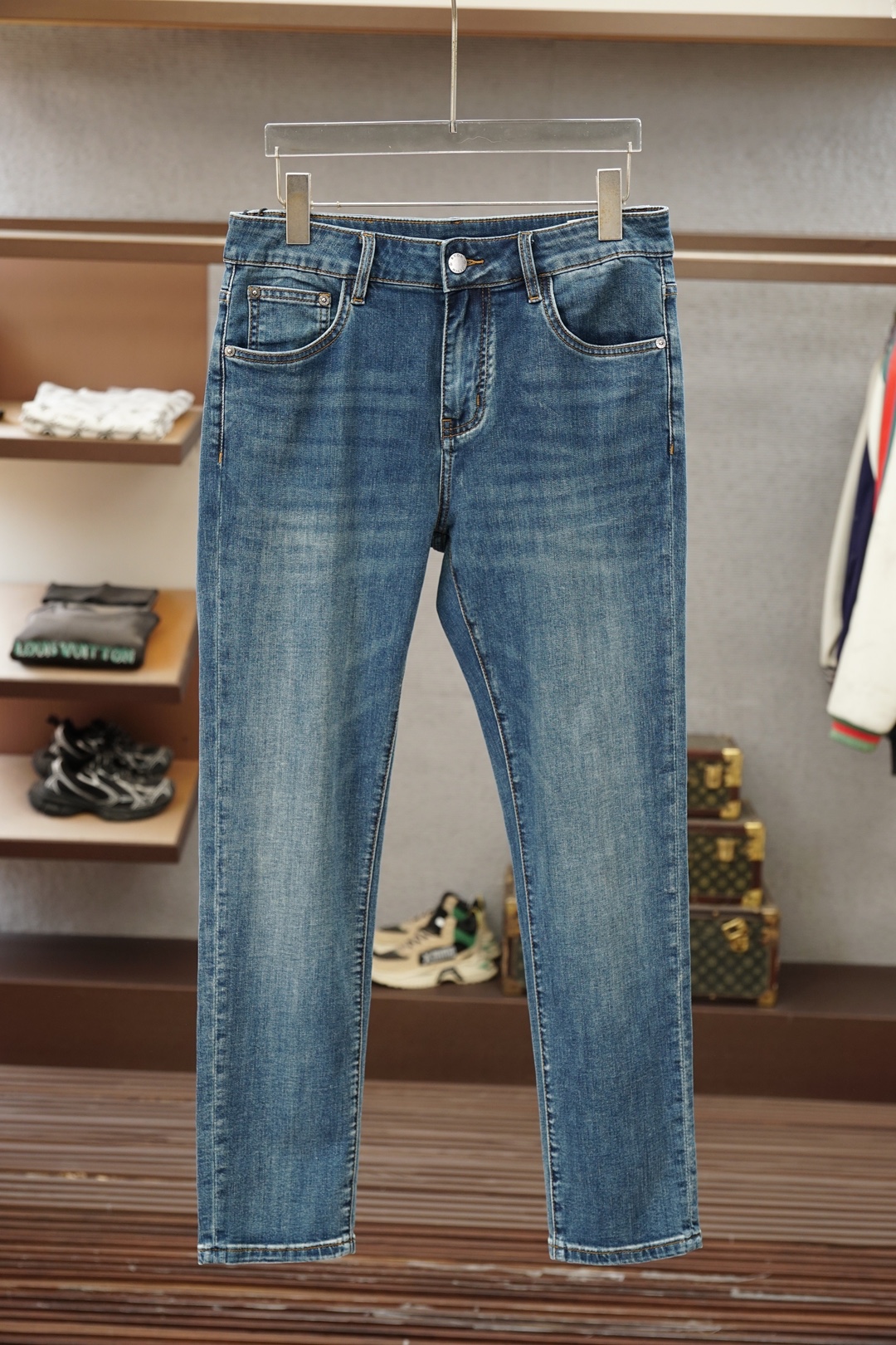 NO:951112,BV2026 men's washed thin jeans, many people are looking for jeans with holes and patches, thin denim denim, thin enough to survive the hot summer without restraint, medium vintage wash, enzyme washed color and texture  They are all in good condition, with the most casual hole treatment, and have the personality you want, without being too out of the ordinary and picky about the occasion. It is easy to wear and versatile. It is recommended to buy it. Sizes 29-38, yes 35, no 37, Bottega  veneta,jeans,19860909BV2026男士水洗薄款牛仔裤,很多人想找的要破洞补丁的牛仔裤,薄质的丹宁牛仔,薄度如斯够肆无忌惮的度过酷夏,中度复古水洗,酵洗出来的颜色和纹理都状态正好,最随意的破洞处理,有想要的个性,又不至于太出格而挑剔场合,好穿又百搭的一款,推荐入手,尺码29-38,有35,无37,,bottega veneta,jeans,,Men's clothing