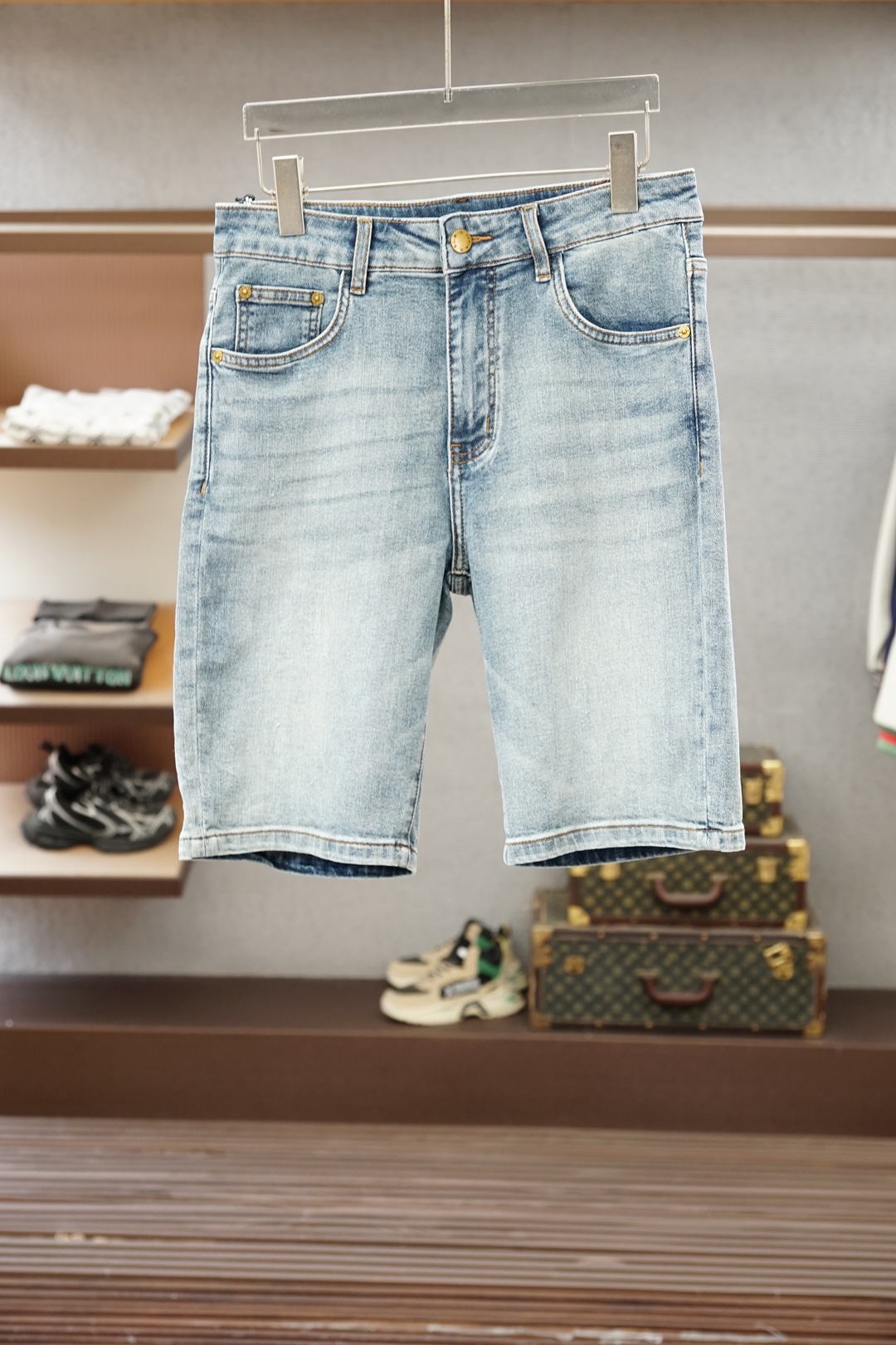 NO:951102,DG denim shorts/2026 ultra-thin simple high-end trendy denim shorts, full of style. Super stylish, simple and comfortable!  It feels gentle and delicate, and the thickness is also designed to be thin for spring and summer. It is super soft and breathable, just suitable for this season. It is very high-end, rich in design, and the upper body effect is great!  Produced by the original factory, recommended for the first time in the industry, a good product that every brother should configure!  Recommended product sizes are 29-38, shorts,19860909DG牛仔短裤/2026超薄款简约高端潮范牛仔短裤, 十足腔调.超有型,简洁舒适！手感温和、触感细腻,厚度也为春夏薄款设计,超柔和透气,正适合这个时节,非常高档,及其富有设计感,上身效果非常棒！原厂代工出品,业内首发推荐,每个兄弟都应该配置的好货！ 单品尺码推荐29-38,,shorts,,Men's clothing