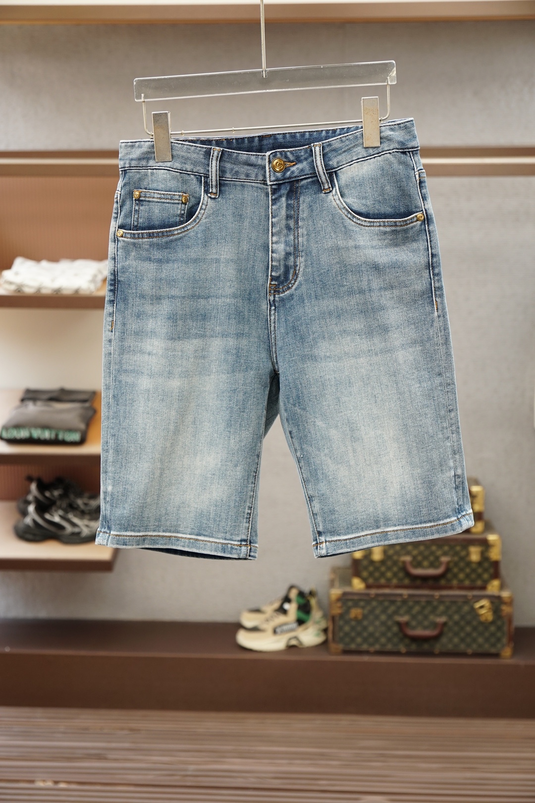 NO:951091,Gucci Gucci-2026 ultra-thin simple high-end trendy denim shorts, full of style. Super stylish, simple and comfortable!  It feels gentle and delicate, and the thickness is also designed to be thin for spring and summer. It is super soft and breathable, just suitable for this season. It is very high-end, rich in design, and the upper body effect is great!  Produced by the original factory, recommended for the first time in the industry, a good product that every brother should configure!  Recommended product sizes are 29-38, gucci, shorts,19860909Gucci古奇-2026超薄款简约高端潮范牛仔短裤, 十足腔调.超有型,简洁舒适！手感温和、触感细腻,厚度也为春夏薄款设计,超柔和透气,正适合这个时节,非常高档,及其富有设计感,上身效果非常棒！原厂代工出品,业内首发推荐,每个兄弟都应该配置的好货！ 单品尺码推荐29-38,,gucci,shorts,,Men's clothing
