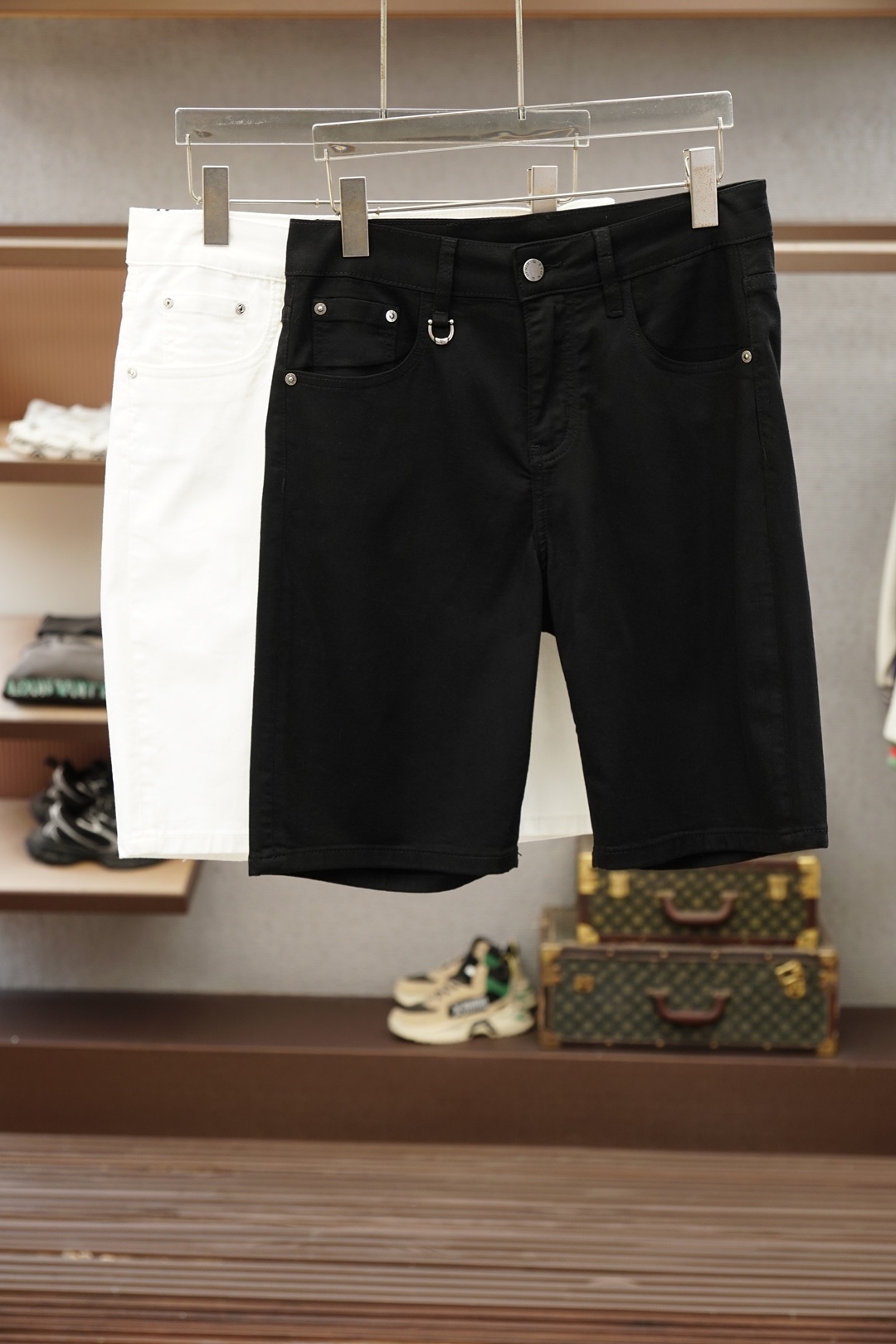 NO:951080,Mouth covering/2026 ultra-thin simple high-end trendy denim shorts, full of style. Super stylish, simple and comfortable!  It feels gentle and delicate, and the thickness is also designed to be thin for spring and summer. It is super soft and breathable, just suitable for this season. It is very high-end, rich in design, and the upper body effect is great!  Produced by the original factory, recommended for the first time in the industry, a good product that every brother should configure!  Recommended product sizes are 29-38, Moncler, shorts,19860909蒙口/2026超薄款简约高端潮范牛仔短裤, 十足腔调.超有型,简洁舒适！手感温和、触感细腻,厚度也为春夏薄款设计,超柔和透气,正适合这个时节,非常高档,及其富有设计感,上身效果非常棒！原厂代工出品,业内首发推荐,每个兄弟都应该配置的好货！ 单品尺码推荐29-38,,Moncler,shorts,,Men's clothing