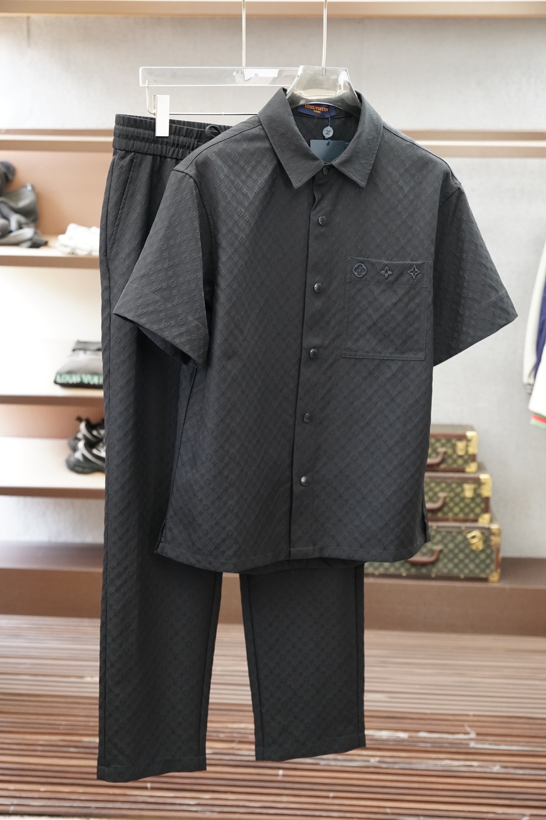 NO:951136,Suit, top quality, Lv customized top jacquard fabric, new product, latest design, 2026ss home new jacket, the new product on the show is in perfect condition, comfortable and warm, complete with three labels, full and attractive color, very outstanding design, easily upgrades the sense of fashion, the workmanship is extremely sophisticated and rigorous, and the wiring is neat and meticulous!  A masterpiece from a famous designer!  The upper body does not look bloated and is super handsome!  Available size M ~ XXXL,,louis vuitton,jackets & coats,jackets & coats,19860909款套装 顶级品质 Lv定制顶级提花面料 新品 最新设计款 2026ss 家新款夹克外套,秀场新品品相非常完美,舒适保暖,三标齐全色泽饱满诱人,非常出彩的设计,轻松将时髦感进阶,做工极为考究严谨,走线工整细致！大牌设计师巨作！上身不显臃肿、超级帅气！现货码数M ～ XXXL,,louis vuitton,jackets & coats,jackets & coats,,Men's clothing