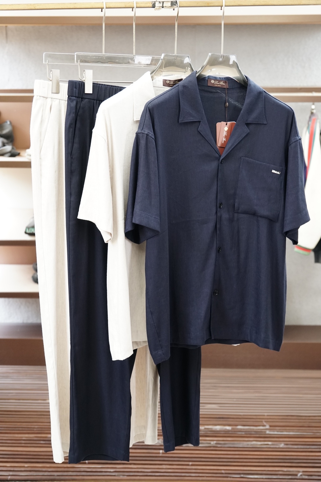 NO:951148,LP is a set of 26 spring and summer official website exclusive high-end exclusive custom-made casual suits of the same style in early spring new counters, breathable, comfortable and casual!  Full of high-end feel!  The details are exquisite and high-end, and the workmanship is impeccable!  The original high-end fabric is very high-end!  The fabric is crisp, anti-wrinkle and wear-resistant, neat and stylish. This spring and summer, everyone must buy a set. It must look handsome and nice when worn. It is a particularly recommended model from our store!  Counter size 48-56/M-3XL,,loro piana,19860909LP一套26春夏官网独家专供 高端独家定制款 早春新款专柜同款休闲套装,透气舒适休闲！高级感满满！细节精致高档,做工无可挑剔！原版高端面料很显高级！面料挺括抗皱耐磨,利落有型 这个春夏每人必须入手一套 穿上必须是醉帅气的 醉nice的 咋们家特别推荐款！专柜尺码48-56/M-3XL,,loro piana,,Men's clothing