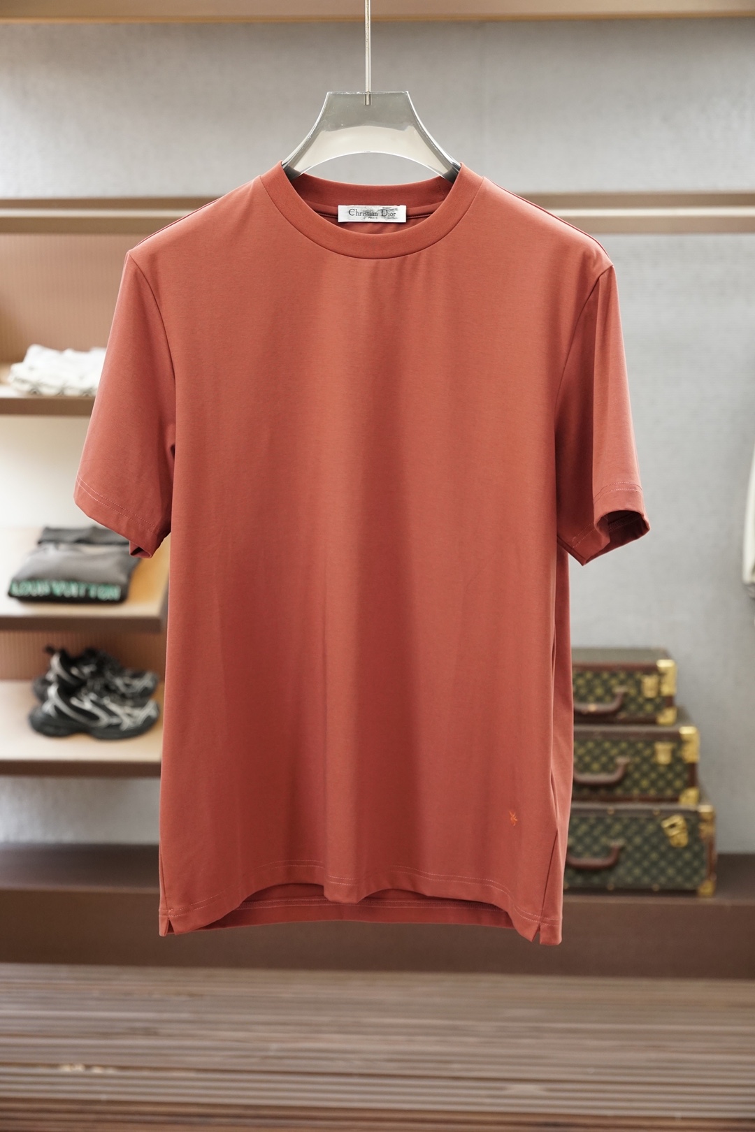 NO:950965,Dior Dior/|| 2026 S/S New 1. Color Black White Gray Coffee Gray Brick Red Navy Blue Apricot 2. Size: M-5XL 3. Style: Slightly wide short-sleeved T 4. Ingredients: High-count double-sided long-staple cotton, the fabric is skin-friendly, soft and elastic, breathable and sweat-absorbent, keeping a neat fit at all times 5. Technology:  The front panel adopts the same color exquisite embroidery technology, the hem of the clothes adopts a slit design, the back panel is spliced with the same color embroidery, dior, dior, T-shirt,19860909Dior迪奥/|| 2026 S/S New 新品 1.颜色黑色 白色 灰咖 灰色 砖红 藏青色  杏色 2.尺码:M-5XL 3.版型:微阔短袖T 4.成份: 高支双面长绒棉,面料亲肤柔软有弹性,透气吸汗,时刻保持利落版型 5.工艺: 前幅采用同色系精致刺绣工艺,衣服下摆采用开叉设计,后幅拼接加同色系绣花,,dior,dior,T-shirt,,Men's clothing