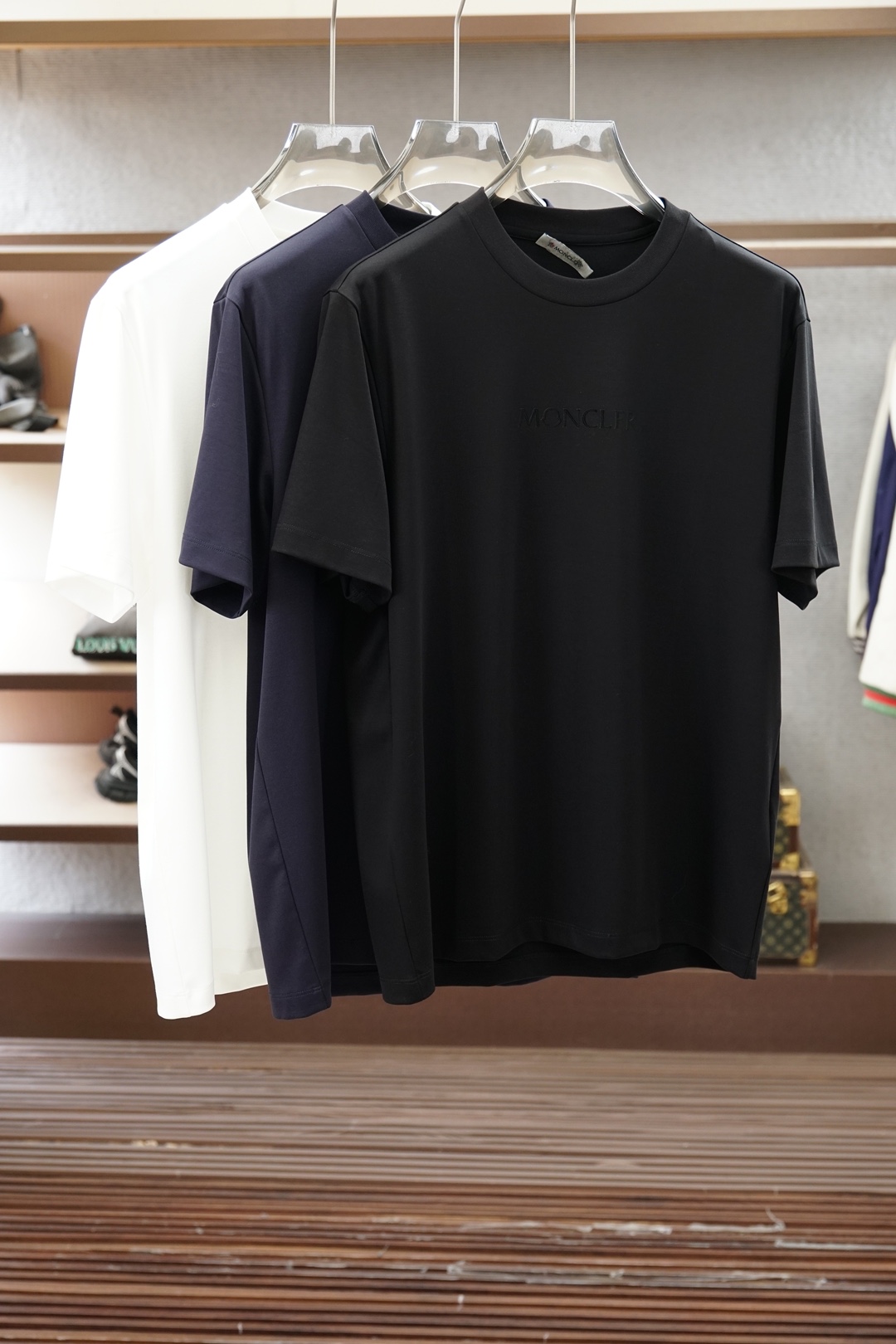 NO:950977,Mouth cover/|| 2026 S/S New new product 1. Color black white navy 2. Size: M-5XL 3. Style: slightly wide short-sleeved T 4. Ingredients: Lenzing Modal fabric, 225 grams weight, the surface texture of the fabric is fine and smooth, it feels smooth against the skin and crisp and stylish  5. Craftsmanship: The pattern uses classic logo typesetting to make fake pockets, and skin-feeling materials are used for high-temperature pressing. The material feels as soft and skin-friendly as baby skin, Moncler, T-shirt,19860909蒙口/|| 2026 S/S New 新品 1.颜色黑色 白色 藏青色 2.尺码:M-5XL 3.版型:微阔短袖T 4.成份:兰精莫代尔面料,225克重,面料表面纹理细腻平整,触感亲肤顺滑且挺括有型 5.工艺:图案用经典logo排版做假口袋,采用肤感材料做高温压烫工艺,材料触感如婴儿肌肤柔软亲肤,,Moncler,T-shirt,,Men's clothing