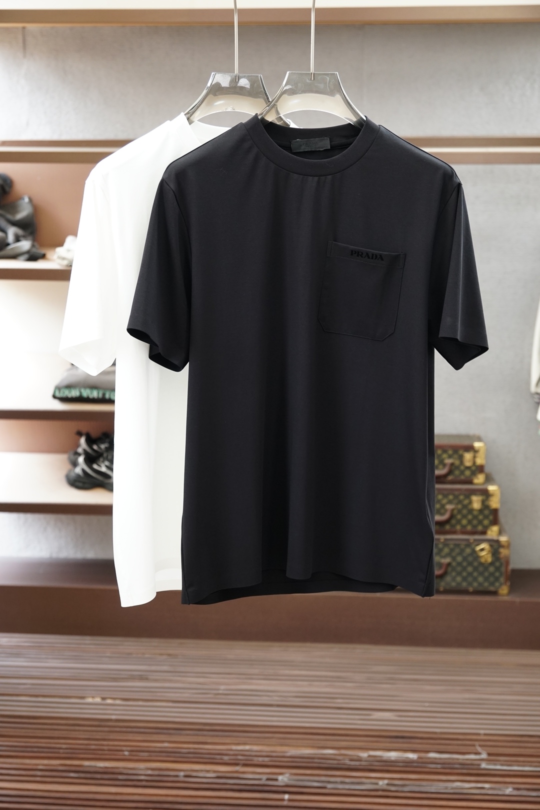 NO:950999,Prada/|| 2026 S/S New new product 1. Color black white 2. Size: M-5XL 3. Style: slightly wide short-sleeved T 4. Ingredients: High-count double-sided long-staple cotton, the fabric is skin-friendly, soft and elastic, breathable and sweat-absorbent, keeping a neat fit at all times 5. Technology:  The front panel is designed with added pockets, plus three-dimensional high-temperature technology, with comfortable fabrics, simple and high-end, prada, prada, T-shirt,19860909Prada普拉达/|| 2026 S/S New 新品 1.颜色黑色 白色 2.尺码:M-5XL 3.版型:微阔短袖T 4.成份: 高支双面长绒棉,面料亲肤柔软有弹性,透气吸汗,时刻保持利落版型 5.工艺: 前幅采用添加口袋设计,加上立体高温工艺,搭配舒适面料,简约又高级,,prada,prada,T-shirt,,Men's clothing