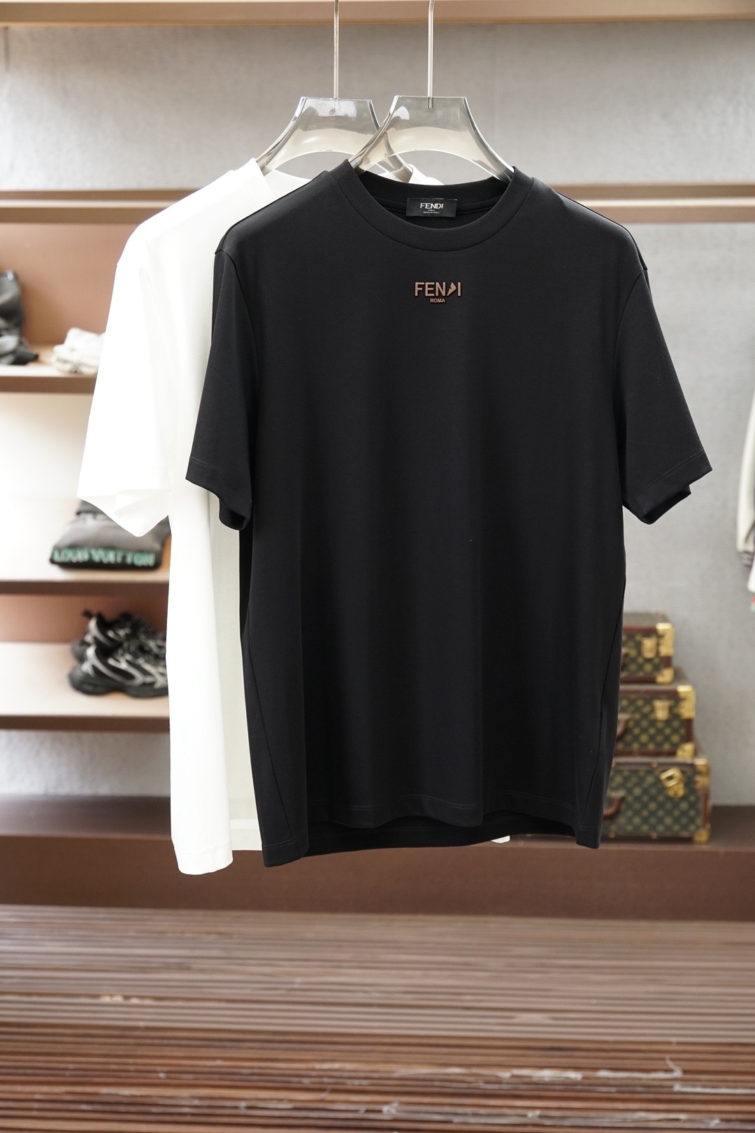 NO:951010,Fendi Fendi/|| 2026 S/S New new product 1. Color black white 2. Size: M-5XL 3. Style: Micro-wide short-sleeved T 4. Ingredients: Lenzing modal fabric, 225 grams in weight, the surface texture of the fabric is fine and smooth, it feels skin-friendly, smooth and crisp and stylish  5. Craftsmanship: The front panel adopts the same color suede high-temperature process, and is matched with comfortable fabrics. The overall design is simple and high-end, fendi, fendi, T-shirt,19860909Fendi 芬迪/|| 2026 S/S New 新品 1.颜色黑色 白色 2.尺码:M-5XL 3.版型:微阔短袖T 4.成份:兰精莫代尔面料,225克重,面料表面纹理细腻平整,触感亲肤顺滑且挺括有型 5.工艺:前幅采用同色系绒面高温工艺,搭配舒适面料,整体简约又高级,,fendi,fendi,T-shirt,,Men's clothing