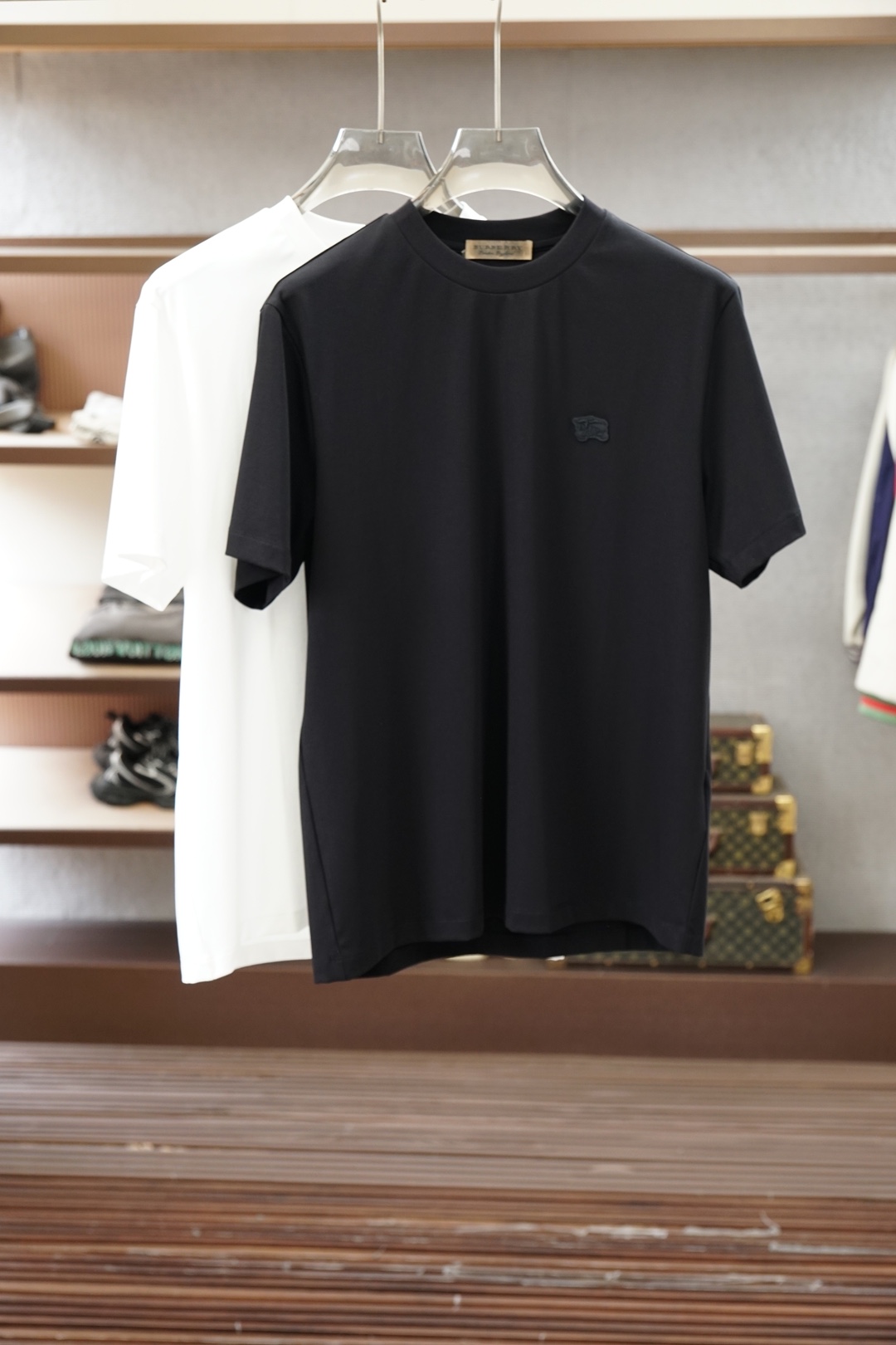 NO:951021,BBR Burberry/|| 2026 S/S New new product 1. Color black white 2. Size: M-5XL 3. Style: slightly wide short-sleeved T 4. Ingredients: high-count double-sided long-staple cotton, the fabric is skin-friendly, soft and elastic, breathable and sweat-absorbent, and always maintains a neat fit 5. Technology:  The front panel uses exquisite embroidered seal craftsmanship of the same color, and the back panel is made of light panels, matched with comfortable fabrics, simple and high-end, burberry, T-shirt,19860909BBR巴宝莉/|| 2026 S/S New 新品 1.颜色黑色 白色 2.尺码:M-5XL 3.版型:微阔短袖T 4.成份: 高支双面长绒棉,面料亲肤柔软有弹性,透气吸汗,时刻保持利落版型 5.工艺: 前幅采用同色系精致刺绣章仔工艺,后幅光板,搭配舒适面料,简约又高级,,burberry,T-shirt,,Men's clothing