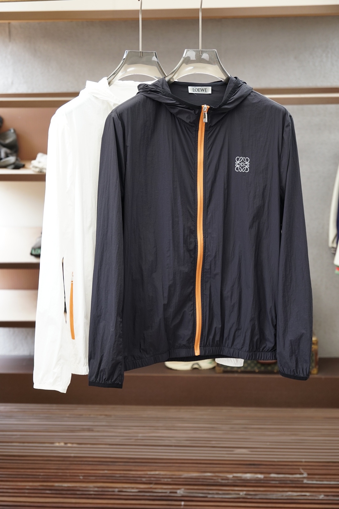 NO:951101,Loewe Luo Yiwei/2026 summer sun protection clothing, exclusive for new original men's casual spring and summer thin coats and sun protection clothing. Breathable and comfortable, high-end customization, high version, fashionable and versatile, popular imported fabrics, super soft and delicate to the touch, skin-friendly and comfortable to wear, high-end boutique, factory finely made upper body is very good, men's must-have items, three standards complete, size M-3XL,, loewe, loewe, jackets & coats,19860909Loewe罗意威/2026夏季防晒衣,独家专供新款原单男士休闲春夏薄外套 防晒衣.透气舒适 高端定制 高版本 时尚百搭爆款进口面料 手感超柔软细腻 穿着亲肤舒适 高端精品 代工厂精细做上身非常赞 男士必备单品 三标齐全 码数M-3XL,,loewe,loewe,jackets & coats,,Men's clothing