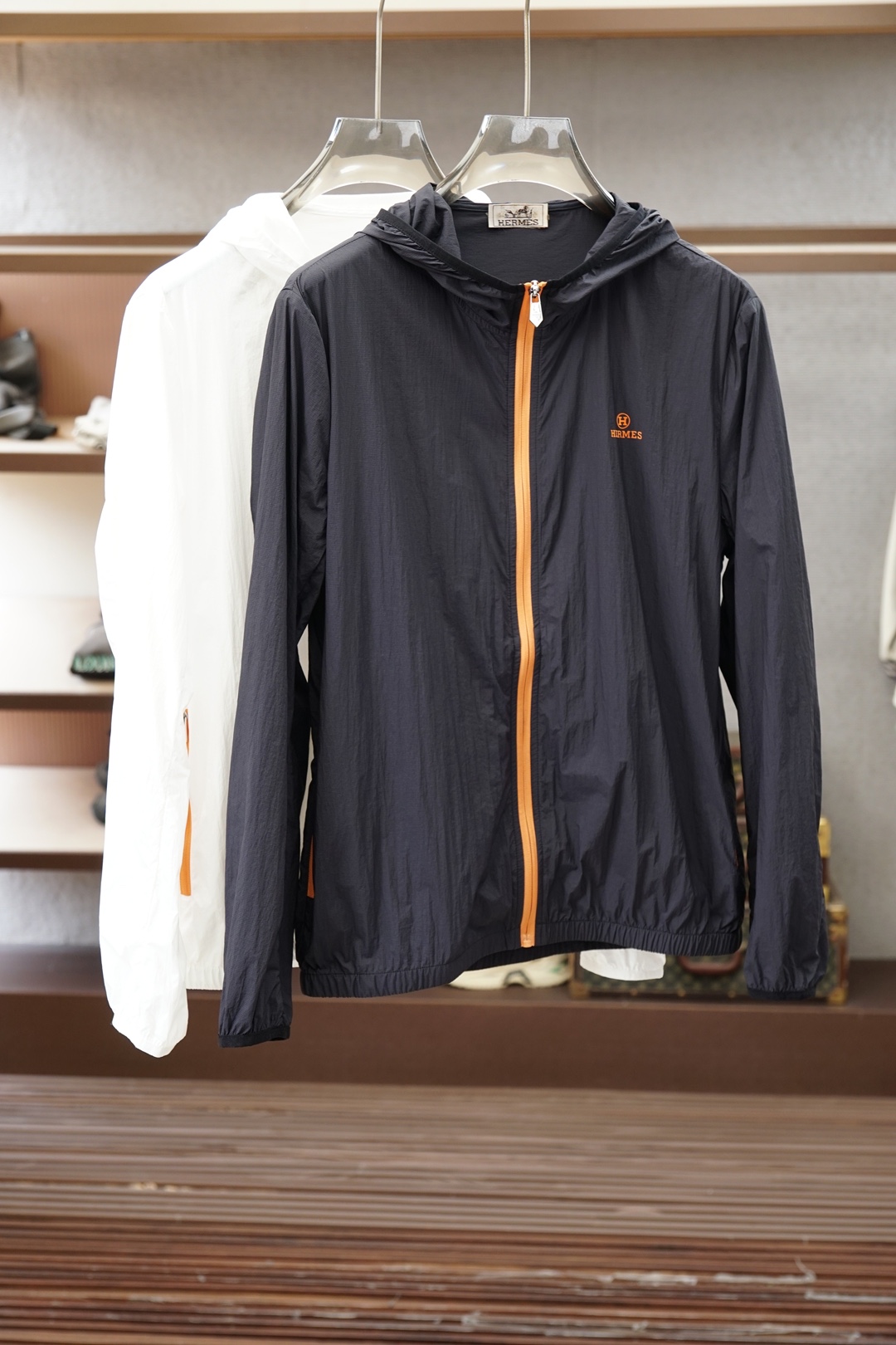 NO:951079,Hermes - 2026 summer sun protection clothing, exclusive for new original men's casual spring and summer thin coats and sun protection clothing. Breathable and comfortable, high-end customization, high version, fashionable and versatile imported fabrics, super soft and delicate to the touch, skin-friendly and comfortable to wear, high-end boutique, the upper body is exquisitely made by the factory, a must-have item for men, complete with three standards, code size M-3XL,, hermes, hermes, jackets & coats,19860909Hermes-爱马仕-2026夏季防晒衣,独家专供新款原单男士休闲春夏薄外套 防晒衣.透气舒适 高端定制 高版本 时尚百搭爆款进口面料 手感超柔软细腻 穿着亲肤舒适 高端精品 代工厂精细做上身非常赞 男士必备单品 三标齐全 码数M-3XL,,hermes,hermes,jackets & coats,,Men's clothing