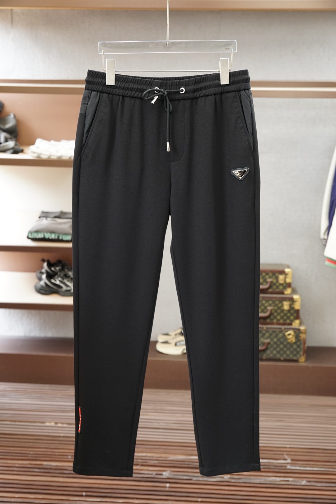 NO:951113,Prada/6 summer ultra-thin men's casual pants, ultra-thin elastic ice silk fabric casual pants, the latest upper body version is invincible!  You can definitely close your eyes and close your eyes. This type of pants is very versatile and has an elastic waist. It can be worn in daily work and outdoor sports. It is the perfect combination of fashion, leisure and outdoor sports, so it is your best choice whether you wear it daily or outdoors. Extreme comfort and quick sweat wicking are popular focuses, improving wearing comfort. It is suitable for aerobic exercise and cross-country running conditions. This type of running casual pants has an extremely wide range of applications, allowing you to naturally maintain your love for sports in the summer, and can also be worn in leisure life.  Size M-3xl,,prada,prada,19860909Prada普拉达/6夏款超薄男士休闲裤 超薄弹力冰丝 面料休闲裤,最新款上身版型无敌正！ 绝对可以闭眼收的一款 此款裤子非常百搭,弹力腰围,日常上班 户外运动都可以穿着,是时尚休闲与户外运动的完美结合,所以无论您平时穿或者户外穿都是您的最佳选择. 极致舒适和快速排汗是备受青睐的重点,提升穿着舒适度,适合有氧运动和越野跑条件下穿着,此款是一件适用范围极其广泛的跑步休闲裤,让你在夏天自然可以保持对运动热爱,也可以在休闲生活中穿着 尺码M-3xl,,prada,prada,,Men's clothing