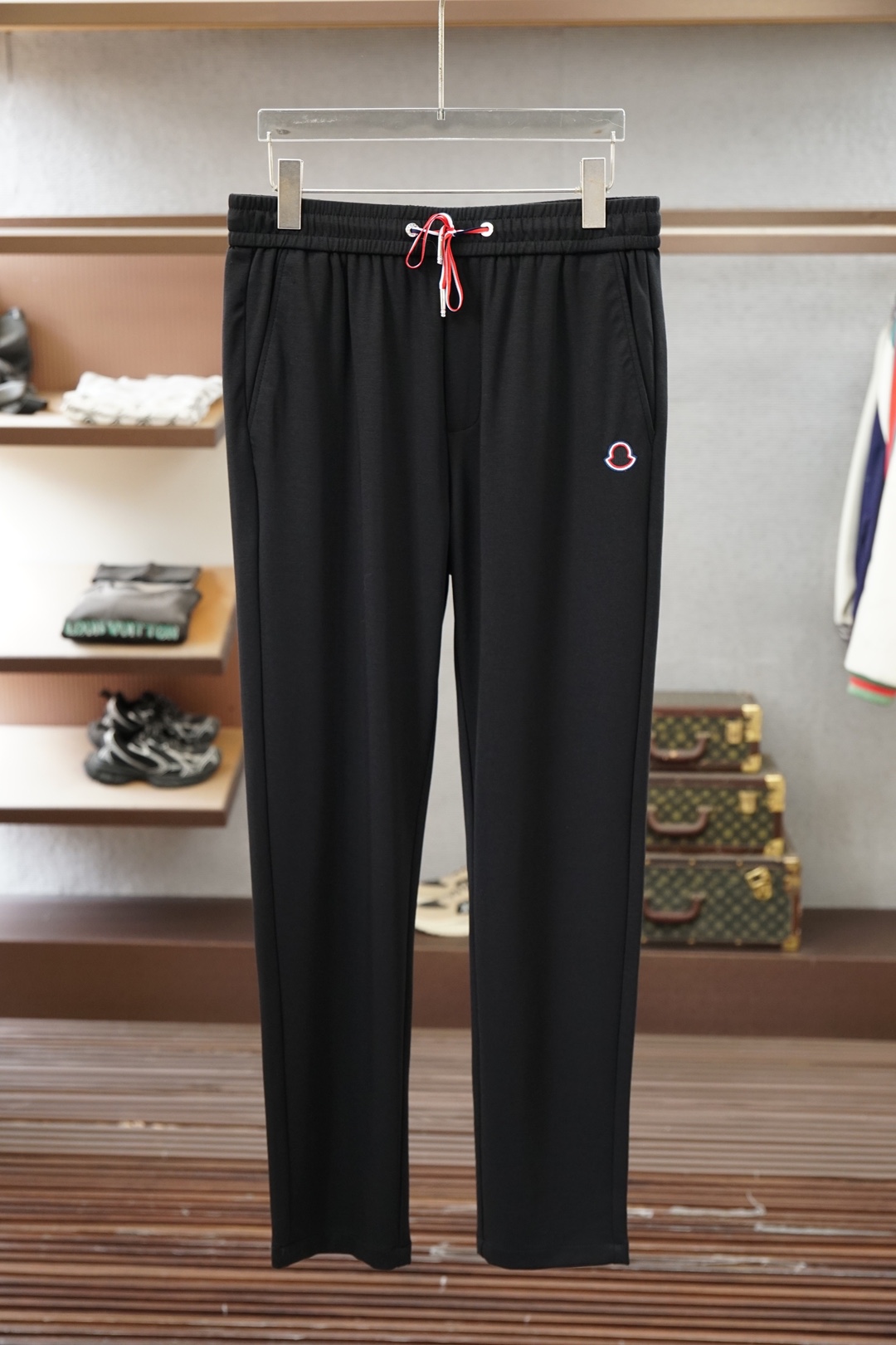 NO:951123,Mouth/6 summer style ultra-thin men's casual pants, ultra-thin elastic ice silk fabric casual pants, the latest upper body style is invincible!  You can definitely close your eyes and close your eyes. This type of pants is very versatile and has an elastic waist. It can be worn in daily work and outdoor sports. It is the perfect combination of fashion, leisure and outdoor sports, so it is your best choice whether you wear it daily or outdoors. Extreme comfort and quick sweat wicking are popular focuses, improving wearing comfort. It is suitable for aerobic exercise and cross-country running conditions. This type of running casual pants has an extremely wide range of applications, allowing you to naturally maintain your love for sports in the summer, and can also be worn in leisure life.  Size M-3xl,,Moncler,19860909蒙口/6夏款超薄男士休闲裤 超薄弹力冰丝 面料休闲裤,最新款上身版型无敌正！ 绝对可以闭眼收的一款 此款裤子非常百搭,弹力腰围,日常上班 户外运动都可以穿着,是时尚休闲与户外运动的完美结合,所以无论您平时穿或者户外穿都是您的最佳选择. 极致舒适和快速排汗是备受青睐的重点,提升穿着舒适度,适合有氧运动和越野跑条件下穿着,此款是一件适用范围极其广泛的跑步休闲裤,让你在夏天自然可以保持对运动热爱,也可以在休闲生活中穿着 尺码M-3xl,,Moncler,,Men's clothing