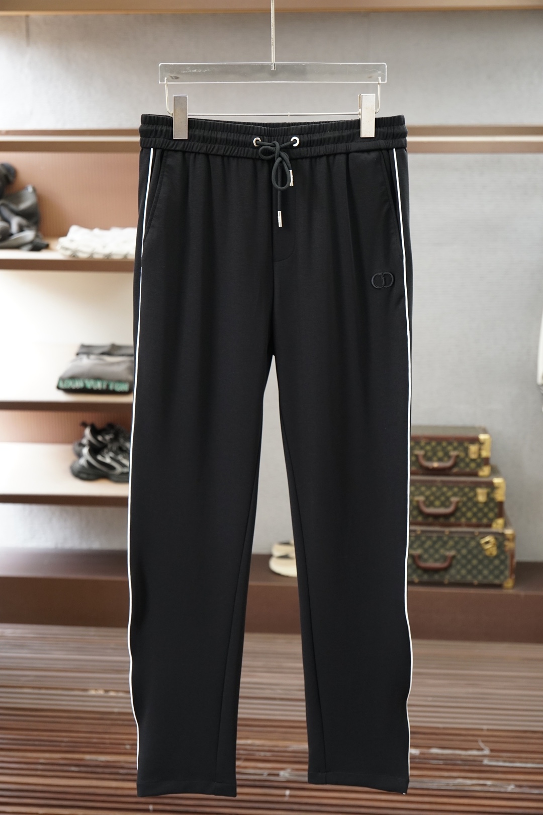 NO:951135,Dior Dior/6 summer ultra-thin men's casual pants, ultra-thin elastic ice silk fabric casual pants, the latest upper body version is invincible!  You can definitely close your eyes and close your eyes. This type of pants is very versatile and has an elastic waist. It can be worn in daily work and outdoor sports. It is the perfect combination of fashion, leisure and outdoor sports, so it is your best choice whether you wear it daily or outdoors. Extreme comfort and quick sweat wicking are popular focuses, improving wearing comfort. It is suitable for aerobic exercise and cross-country running conditions. This type of running casual pants has an extremely wide range of applications, allowing you to naturally maintain your love for sports in the summer, and can also be worn in leisure life.  Size M-3xl,,dior,dior,19860909Dior迪奥/6夏款超薄男士休闲裤 超薄弹力冰丝 面料休闲裤,最新款上身版型无敌正！ 绝对可以闭眼收的一款 此款裤子非常百搭,弹力腰围,日常上班 户外运动都可以穿着,是时尚休闲与户外运动的完美结合,所以无论您平时穿或者户外穿都是您的最佳选择. 极致舒适和快速排汗是备受青睐的重点,提升穿着舒适度,适合有氧运动和越野跑条件下穿着,此款是一件适用范围极其广泛的跑步休闲裤,让你在夏天自然可以保持对运动热爱,也可以在休闲生活中穿着 尺码M-3xl,,dior,dior,,Men's clothing