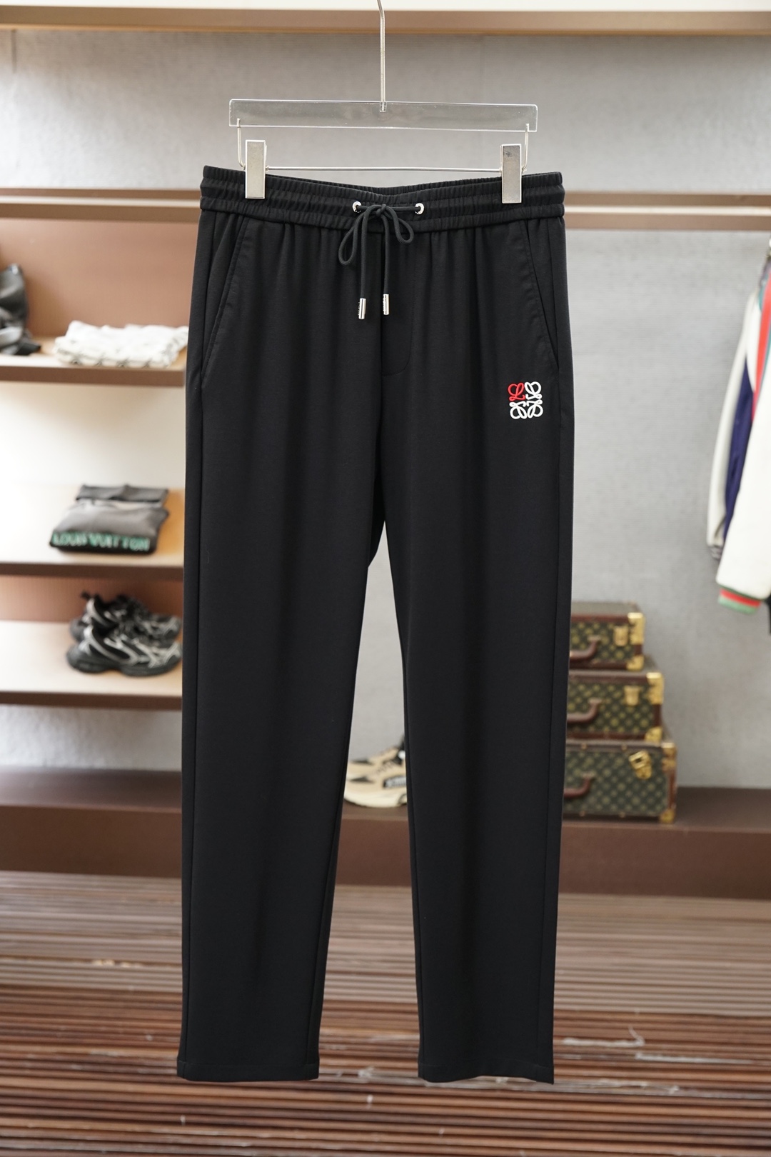 NO:951146,Loewe Luo Yiwei/6 summer ultra-thin men's casual pants, ultra-thin elastic ice silk fabric casual pants, the latest upper body version is invincible!  You can definitely close your eyes and close your eyes. This type of pants is very versatile and has an elastic waist. It can be worn in daily work and outdoor sports. It is the perfect combination of fashion, leisure and outdoor sports, so it is your best choice whether you wear it daily or outdoors. Extreme comfort and quick sweat wicking are popular focuses, improving wearing comfort. It is suitable for aerobic exercise and cross-country running conditions. This type of running casual pants has an extremely wide range of applications, allowing you to naturally maintain your love for sports in the summer, and can also be worn in leisure life.  Size M-3xl,,loewe,loewe,19860909Loewe罗意威/6夏款超薄男士休闲裤 超薄弹力冰丝 面料休闲裤,最新款上身版型无敌正！ 绝对可以闭眼收的一款 此款裤子非常百搭,弹力腰围,日常上班 户外运动都可以穿着,是时尚休闲与户外运动的完美结合,所以无论您平时穿或者户外穿都是您的最佳选择. 极致舒适和快速排汗是备受青睐的重点,提升穿着舒适度,适合有氧运动和越野跑条件下穿着,此款是一件适用范围极其广泛的跑步休闲裤,让你在夏天自然可以保持对运动热爱,也可以在休闲生活中穿着 尺码M-3xl,,loewe,loewe,,Men's clothing