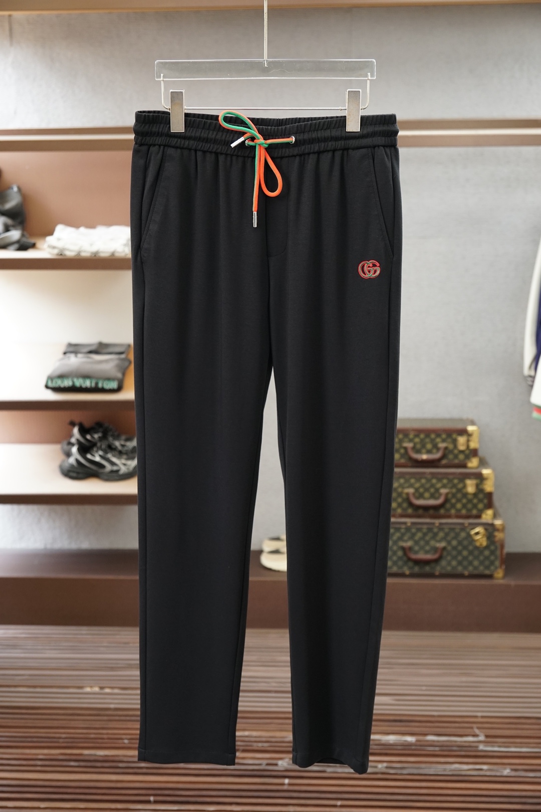 NO:951157,Gucci Gucci 6 summer ultra-thin men's casual pants, ultra-thin elastic ice silk fabric casual pants, the latest upper body version is invincible!  You can definitely close your eyes and close your eyes. This type of pants is very versatile and has an elastic waist. It can be worn in daily work and outdoor sports. It is the perfect combination of fashion, leisure and outdoor sports, so it is your best choice whether you wear it daily or outdoors. Extreme comfort and quick sweat wicking are popular focuses, improving wearing comfort. It is suitable for aerobic exercise and cross-country running conditions. This type of running casual pants has an extremely wide range of applications, allowing you to naturally maintain your love for sports in the summer, and can also be worn in leisure life.  Size M-3xl,,gucci,19860909Gucci古奇 6夏款超薄男士休闲裤 超薄弹力冰丝 面料休闲裤,最新款上身版型无敌正！ 绝对可以闭眼收的一款 此款裤子非常百搭,弹力腰围,日常上班 户外运动都可以穿着,是时尚休闲与户外运动的完美结合,所以无论您平时穿或者户外穿都是您的最佳选择. 极致舒适和快速排汗是备受青睐的重点,提升穿着舒适度,适合有氧运动和越野跑条件下穿着,此款是一件适用范围极其广泛的跑步休闲裤,让你在夏天自然可以保持对运动热爱,也可以在休闲生活中穿着 尺码M-3xl,,gucci,,Men's clothing