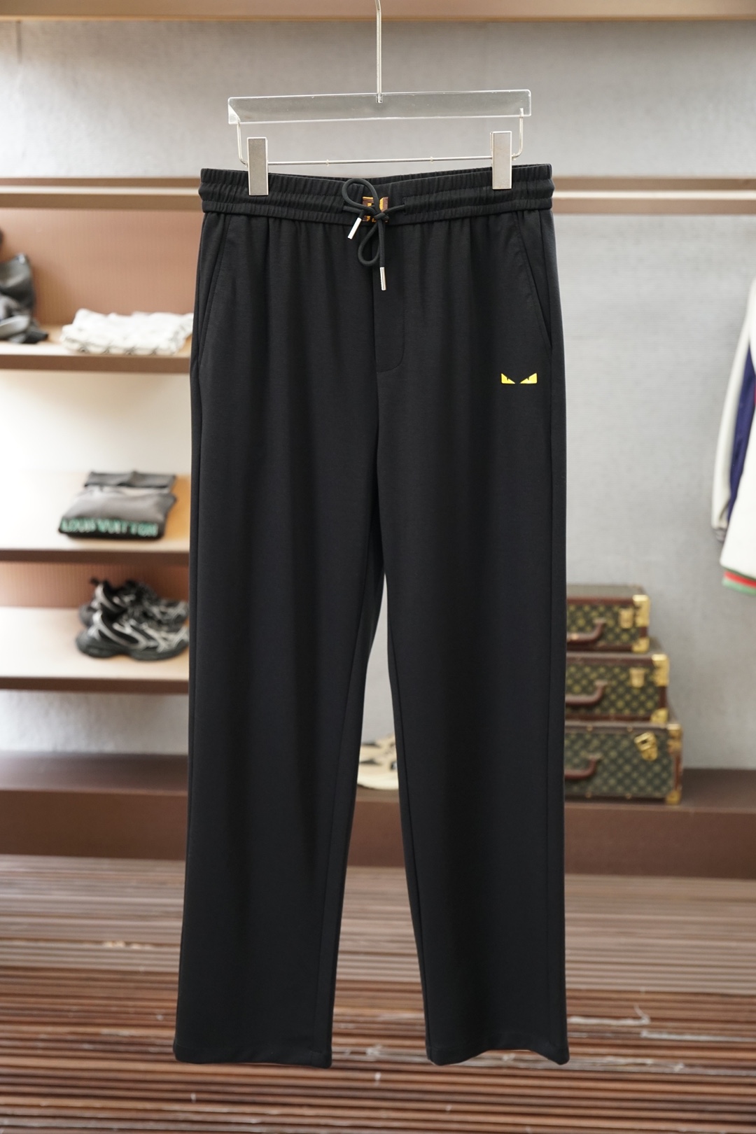 NO:951169,Fendi Fendi 6 summer ultra-thin men's casual pants, ultra-thin elastic ice silk fabric casual pants, the latest upper body version is invincible!  You can definitely close your eyes and close your eyes. This type of pants is very versatile and has an elastic waist. It can be worn in daily work and outdoor sports. It is the perfect combination of fashion, leisure and outdoor sports, so it is your best choice whether you wear it daily or outdoors. Extreme comfort and quick sweat wicking are popular focuses, improving wearing comfort. It is suitable for aerobic exercise and cross-country running conditions. This type of running casual pants has an extremely wide range of applications, allowing you to naturally maintain your love for sports in the summer, and can also be worn in leisure life.  Size M-3xl,,fendi,fendi,19860909Fendi芬迪6夏款超薄男士休闲裤 超薄弹力冰丝 面料休闲裤,最新款上身版型无敌正！ 绝对可以闭眼收的一款 此款裤子非常百搭,弹力腰围,日常上班 户外运动都可以穿着,是时尚休闲与户外运动的完美结合,所以无论您平时穿或者户外穿都是您的最佳选择. 极致舒适和快速排汗是备受青睐的重点,提升穿着舒适度,适合有氧运动和越野跑条件下穿着,此款是一件适用范围极其广泛的跑步休闲裤,让你在夏天自然可以保持对运动热爱,也可以在休闲生活中穿着 尺码M-3xl,,fendi,fendi,,Men's clothing