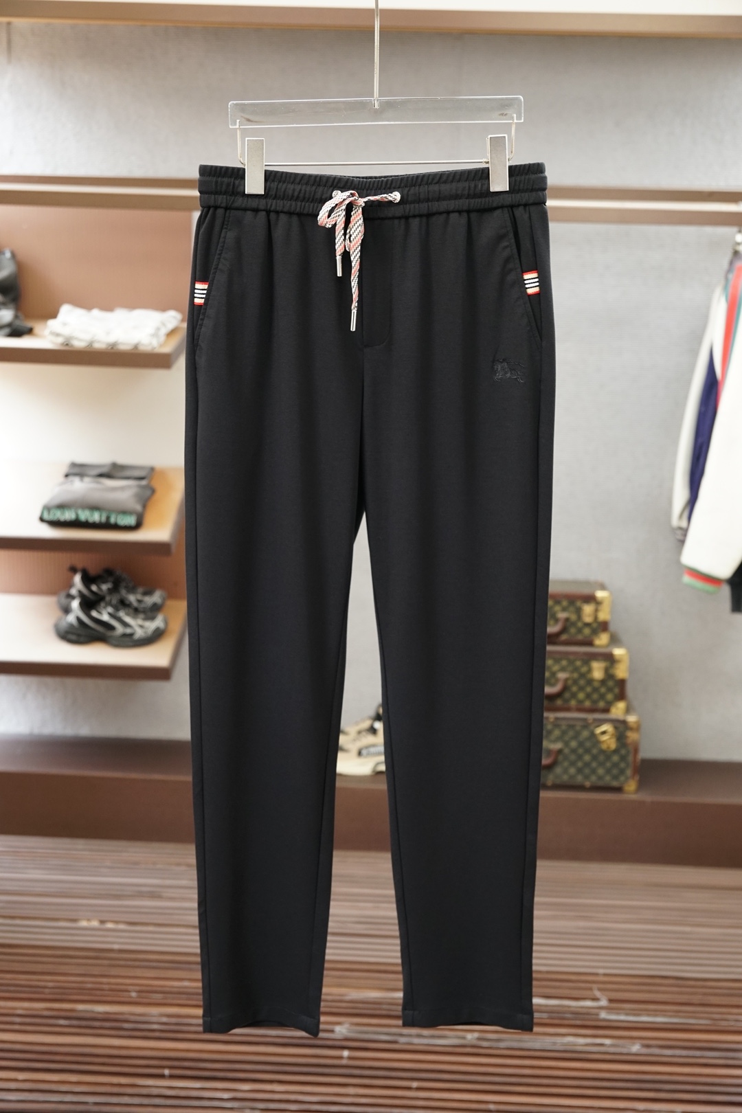 NO:951066,BBR Burberry/6 summer ultra-thin men's casual pants, ultra-thin elastic ice silk fabric casual pants, the latest upper body version is invincible!  You can definitely close your eyes and close your eyes. This type of pants is very versatile and has an elastic waist. It can be worn in daily work and outdoor sports. It is the perfect combination of fashion, leisure and outdoor sports, so it is your best choice whether you wear it daily or outdoors. Extreme comfort and quick sweat wicking are popular focuses, improving wearing comfort. It is suitable for aerobic exercise and cross-country running conditions. This type of running casual pants has an extremely wide range of applications, allowing you to naturally maintain your love for sports in the summer, and can also be worn in leisure life.  Size M-3xl,,burberry,19860909BBR 巴宝莉/6夏款超薄男士休闲裤 超薄弹力冰丝 面料休闲裤,最新款上身版型无敌正！ 绝对可以闭眼收的一款 此款裤子非常百搭,弹力腰围,日常上班 户外运动都可以穿着,是时尚休闲与户外运动的完美结合,所以无论您平时穿或者户外穿都是您的最佳选择. 极致舒适和快速排汗是备受青睐的重点,提升穿着舒适度,适合有氧运动和越野跑条件下穿着,此款是一件适用范围极其广泛的跑步休闲裤,让你在夏天自然可以保持对运动热爱,也可以在休闲生活中穿着 尺码M-3xl,,burberry,,Men's clothing