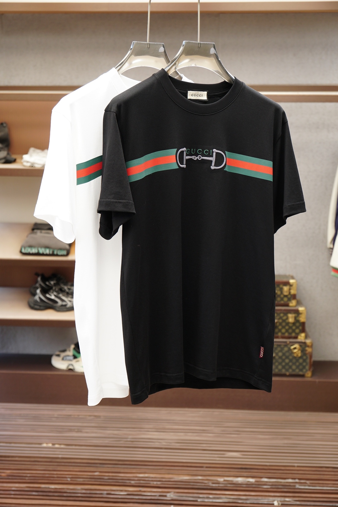 NO:904361,Gucci Gucci 1.1 top replica, 2026 latest men's round neck short-sleeved T-shirt real shot, top quality goods, three-dimensional tailoring, customized soft light cotton fabric, comfortable and breathable!  Customized brand logo embellishment ~ Charming and charming, the hand is delicate and soft, the upper body is comfortable and breathable, the style of a big brand is luxurious and elegant, the texture can only be imported and customized from Italy, versatile style, easy to wear, fine and meticulous workmanship, absolutely worth it!  Size M-3XL loose fit,,,gucci,T-shirt,tees,t-shirt,19860909Gucci古奇 1.1顶级复刻,2026最新男士圆领短袖T恤实物拍摄顶级好货立体剪裁 定制柔光棉面料,舒适透气！定制品牌logo标点缀～迷人魅力手感细腻柔软, 上身舒适透气 ,大牌风范 奢华大气 进口意大利定制才有的质感 百搭款式 穿着不挑人 ,做工精细一丝不苟 ,绝对值得的好货！ 码数M-3XL宽松版型,,,gucci,T-shirt,tees，t-shirt,,Men's clothing