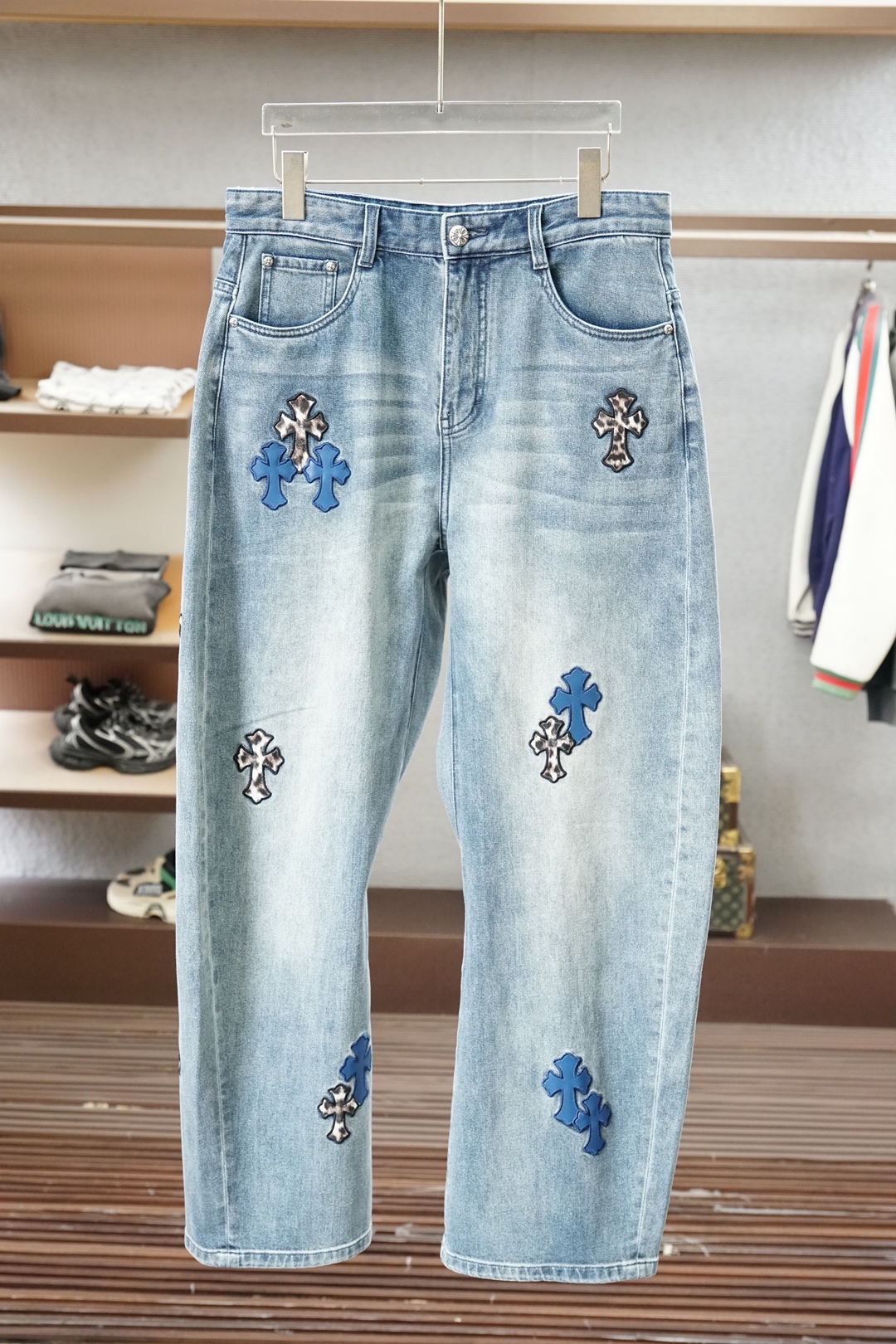 NO:904390,Croxin, advanced customization, the highest version in the market, purchase on behalf of 2026ss summer original high-end men's jeans, from a well-known family, the color is classic and versatile, which is very suitable for summer matching needs. The embroidered leather cross is complex in craftsmanship. It is an excellent representative of the season's stylish and eye-catching style. There is no doubt that the rate of return is pure cotton and mulberry silk. The material is thin and slightly elastic, and the upper body is extremely comfortable and breathable!  The details are perfect, and the accessories are all provided by customers. It has a touch of retro flavor, and the fusion with denim is natural. It has a first-class shape, lifts and slims the hips, and can be mixed and matched between business and leisure. It is highly versatile and wearable. It is a high-end denim product that is rare to find. Size 29.30.31.32.33.34.36 No 35,,chrome hearts,jeans,19860909克罗心,高级订制,市场最高版本,代购入别 2026ss夏季原单男士高端牛仔裤,系出名门,配色属于经典百搭的色彩非常符合夏季的搭配需求,刺绣贴皮十字架工艺复杂,属于穿搭季拗造型且吸睛的优秀代表,回头率毋庸置疑,面料纯棉加桑蚕丝材质薄而略带弹性,上身极为舒适且透气！细节完美如斯,辅料皆为客供,有着淡淡的复古味道,与之丹宁的融合浑然天成,版型一流,提臀修身,商务与休闲混搭兼备,复搭实穿性极高,可遇而不可求的高端丹宁产物.尺码29.30.31.32.33.34.36 无35,,chrome hearts,jeans,,Men's clothing