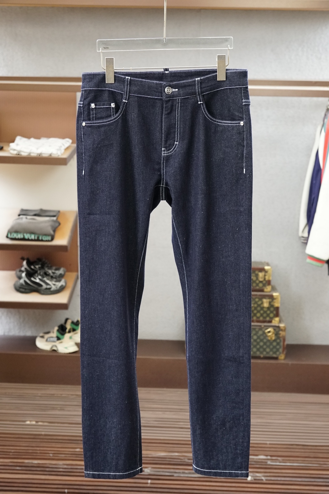 NO:904385,Dior Dior/Advanced Customization, the highest version on the market, purchase the 2026ss summer original men's high-end jeans, from a well-known family, the color is classic and versatile, and the color is very suitable for summer matching needs. It is an excellent representative of the season and eye-catching style. There is no doubt that the rate of return is undoubted. The fabric is pure cotton and mulberry silk. The material is thin and slightly elastic, and the upper body is extremely comfortable and breathable!  The details are perfect, and the accessories are all provided by customers. It has a touch of retro flavor, and the fusion with denim is natural. It has a first-class shape, lifts and slims the hips, can be mixed and matched between business and leisure, and is highly wearable. It is a high-end denim product that can be encountered but not sought. Size 29.30.31.32.33.34.36 No 35,,dior,dior,jeans,19860909Dior迪奥/高级订制,市场最高版本,代购入别 2026ss夏季原单男士高端牛仔裤,系出名门,配色属于经典百搭的,色彩非常符合夏季的搭配需求,属于穿搭季拗造型且吸睛的优秀代表,回头率毋庸置疑,面料纯棉加桑蚕丝材质薄而略带弹性,上身极为舒适且透气！细节完美如斯,辅料皆为客供,有着淡淡的复古味道,与之丹宁的融合浑然天成,版型一流,提臀修身,商务与休闲混搭兼备,复搭实穿性极高,可遇而不可求的高端丹宁产物.尺码29.30.31.32.33.34.36 无35,,dior,dior,jeans,,Men's clothing