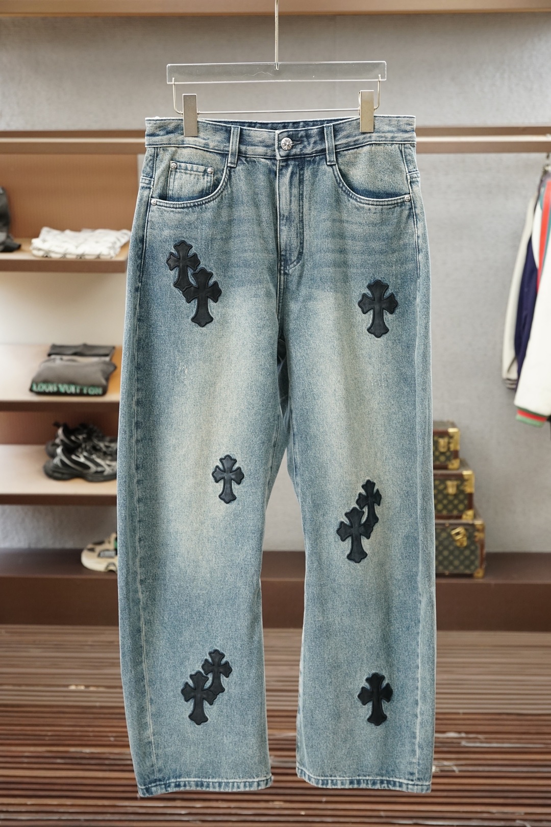 NO:904379,Croxin, advanced customization, the highest version in the market, purchase on behalf of 2026ss summer original high-end men's jeans, from a well-known family, the color is classic and versatile, which is very suitable for summer matching needs. The embroidered leather cross is complex in craftsmanship. It is an excellent representative of the season's stylish and eye-catching style. There is no doubt that the rate of return is pure cotton and mulberry silk. The material is thin and slightly elastic, and the upper body is extremely comfortable and breathable!  The details are perfect, the accessories are all provided by customers, it has a touch of retro flavor, and the fusion with denim is natural, the shape is first-class, the hips are slim, business and leisure can be mixed and matched, and it is highly wearable. It is a high-end denim product that can be found but not sought. Size 29.30.31.32.33.34.36 No 35 loose version, if you like slim fit, take one size smaller, chrome hearts, jeans,19860909克罗心,高级订制,市场最高版本,代购入别 2026ss夏季原单男士高端牛仔裤,系出名门,配色属于经典百搭的色彩非常符合夏季的搭配需求,刺绣贴皮十字架工艺复杂,属于穿搭季拗造型且吸睛的优秀代表,回头率毋庸置疑,面料纯棉加桑蚕丝材质薄而略带弹性,上身极为舒适且透气！细节完美如斯,辅料皆为客供,有着淡淡的复古味道,与之丹宁的融合浑然天成,版型一流,提臀修身,商务与休闲混搭兼备,复搭实穿性极高,可遇而不可求的高端丹宁产物.尺码29.30.31.32.33.34.36 无35宽松版型,喜欢修身拍小一号,,chrome hearts,jeans,,Men's clothing
