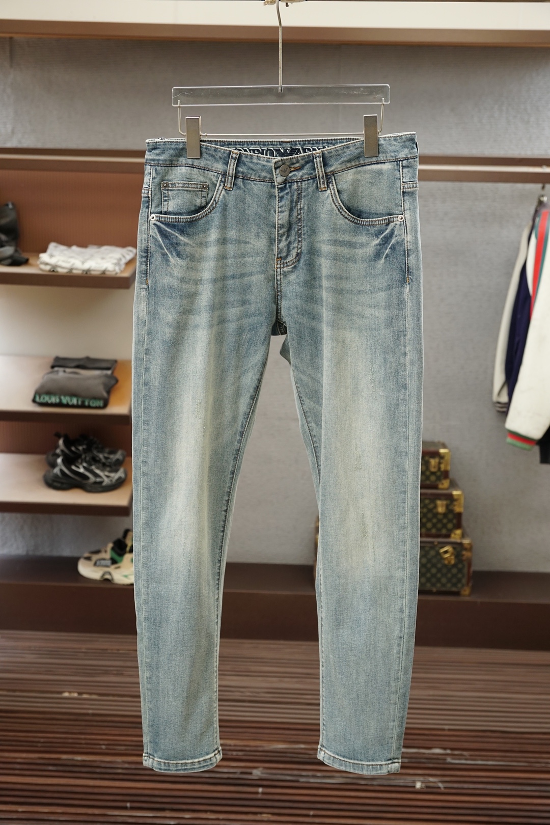 NO:904374,, Armani/advanced customization, the highest version on the market, purchase on behalf of 2026ss summer original high-end men's jeans, from a well-known family, the color is classic and versatile, which is very suitable for summer matching needs. The embroidered leather cross is complex in craftsmanship. It is an excellent representative of the season's stylish and eye-catching style. There is no doubt that the rate of return is pure cotton and mulberry silk. The fabric is thin and slightly elastic, and the upper body is extremely comfortable and breathable!  The details are perfect, the accessories are all provided by customers, it has a touch of retro flavor, and the fusion with denim is natural, the shape is first-class, the hips are slimming, business and leisure can be mixed and matched, and it is highly wearable. It is a high-end denim product that can be found but not sought. Size 29.30.31.32.33.34.36 No 35 loose version, if you like slim fit, one size smaller, armani, jeans,19860909, 阿玛尼/高级订制,市场最高版本,代购入别 2026ss夏季原单男士高端牛仔裤,系出名门,配色属于经典百搭的色彩非常符合夏季的搭配需求,刺绣贴皮十字架工艺复杂,属于穿搭季拗造型且吸睛的优秀代表,回头率毋庸置疑,面料纯棉加桑蚕丝材质薄而略带弹性,上身极为舒适且透气！细节完美如斯,辅料皆为客供,有着淡淡的复古味道,与之丹宁的融合浑然天成,版型一流,提臀修身,商务与休闲混搭兼备,复搭实穿性极高,可遇而不可求的高端丹宁产物.尺码29.30.31.32.33.34.36 无35宽松版型,喜欢修身拍小一号,,armani,jeans,,Men's clothing