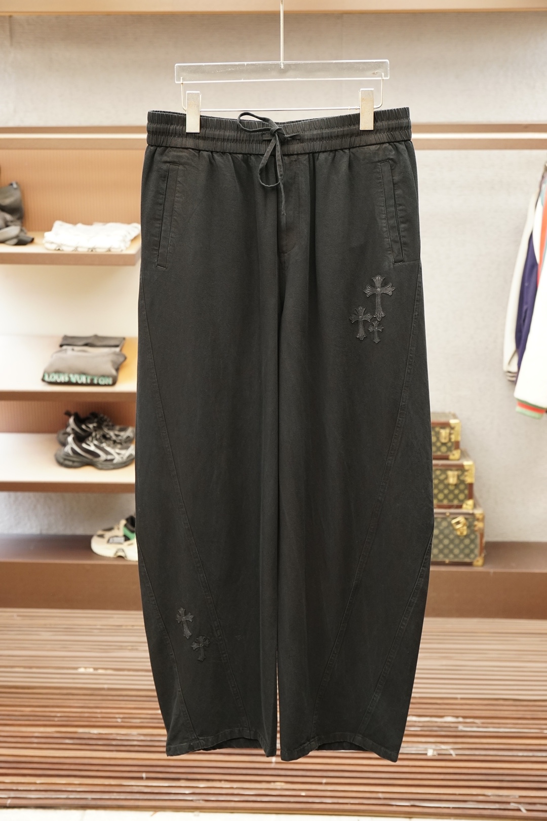 NO:904368,Croxin, advanced customization, the highest version on the market, purchase on behalf of 2026ss summer original men's high-end elastic jeans, from a well-known family, the color is classic and versatile, which is very suitable for summer matching needs. The embroidered leather cross is complex in craftsmanship. It is an excellent representative of the season's stylish and eye-catching style. There is no doubt that the rate of return is pure cotton and mulberry silk. The material is thin and slightly elastic, and the upper body is extremely comfortable and breathable!  The details are perfect, the accessories are all provided by customers, it has a touch of retro flavor, and the fusion with denim is natural, the shape is first-class, the hips are slim, business and leisure can be mixed and matched, and it is highly wearable. It is a high-end denim product that can be found but not sought. Size 29.30.31.32.33.34.36 No 35 loose version, if you like slim fit, take one size smaller, chrome hearts, jeans,19860909克罗心,高级订制,市场最高版本,代购入别 2026ss夏季原单男士高端松紧牛仔裤,系出名门,配色属于经典百搭的色彩非常符合夏季的搭配需求,刺绣贴皮十字架工艺复杂,属于穿搭季拗造型且吸睛的优秀代表,回头率毋庸置疑,面料纯棉加桑蚕丝材质薄而略带弹性,上身极为舒适且透气！细节完美如斯,辅料皆为客供,有着淡淡的复古味道,与之丹宁的融合浑然天成,版型一流,提臀修身,商务与休闲混搭兼备,复搭实穿性极高,可遇而不可求的高端丹宁产物.尺码29.30.31.32.33.34.36 无35宽松版型,喜欢修身拍小一号,,chrome hearts,jeans,,Men's clothing