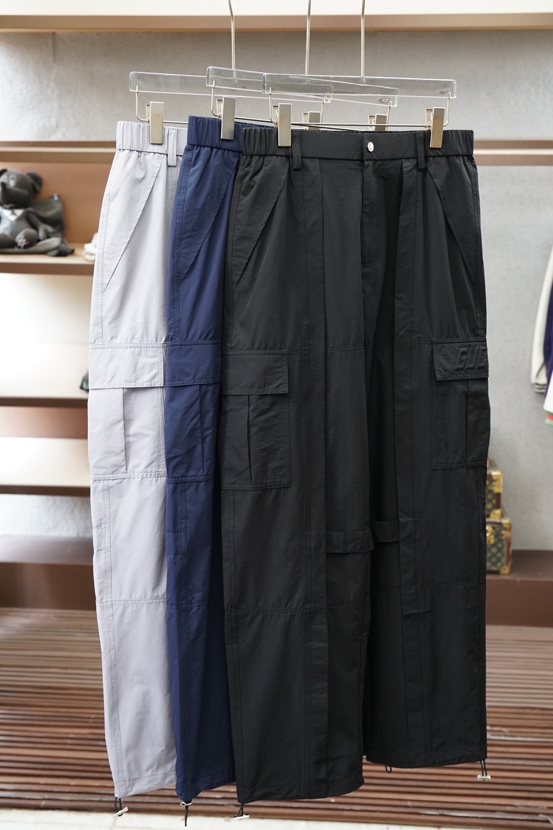 NO:904462,Gucci Gucci - Product Introduction Luo Yi/Leather Cotton Belt Trousers The trousers are also made of high-weight cotton satin fabric and have been dyed at high temperature. This not only ensures the same color texture and nostalgic tone as the jacket, but its tight satin structure also gives the trousers excellent wrinkle resistance and durability, while retaining the breathable and skin-friendly properties of cotton, achieving the unity of visual texture and wearing comfort. The three-dimensional structure and functional details are equally emphasized.  The classic straight cut ensures clean lines and is tolerant to a variety of body types. Functionally, it continues the pleated design on the front, extending from the thighs to the knees, which not only retains the classic language of overalls, but also provides ample space for leg movements. The pocket design is equipped with side tool pockets, and the back pockets are opened and closed with shell buttons, taking into account the safety and convenience of cargo loading and the simplicity of the overall silhouette.  In order to form a sense of series with the jacket, the trousers have belt adjustment buckles on the front waistband and a hot stamping embossed leather label on the back waist. The hot stamping leather is embossed with high temperature to form a permanent logo, which is wear-resistant and luxurious. The trouser legs are equipped with inner rolled hems to improve durability. The overall triple fusion of fabric texture, functional structure and iconic decoration creates a high-end trousers with workwear toughness, urban style and luxurious details.,,gucci,loewe,jackets & coats,19860909Gucci古奇-产品简介 罗意 / 皮革棉质腰带长裤 裤子同样采用高克重棉质缎面面料,并经过高温染色处理.这不仅确保了与夹克一致的色彩质感与怀旧色调,其紧密的缎纹结构更赋予了裤装优异的抗皱性与耐用度,同时保留了棉的透气亲肤特性,实现了视觉质感与穿着舒适性的统一. 立体结构与功能细节并重, 经典的直筒剪裁确保了线条的利落与对多种体型的包容性.功能上延续了正面压褶设计,从大腿延伸至膝部,既保留了工装裤的经典语言,也为腿部活动提供了充足空间.口袋设计配备侧面工具袋,后袋口采用贝壳纽扣开合,兼顾了载物安全性、便利性与整体廓形的简洁. 为与夹克形成系列感,裤子在前腰袢皮带调节卡扣、后腰点缀烫金压纹皮革标牌.烫金皮革通过高温压印形成永久性标识,耐磨且奢华.裤脚处采用内里卷边细节,提升耐用度. 整体通过面料质感、功能结构、标志性装饰的三重融合,打造出一款兼具工装韧性、都市风格与奢华细节的高阶裤装.,,gucci,loewe,jackets & coats,,Men's clothing