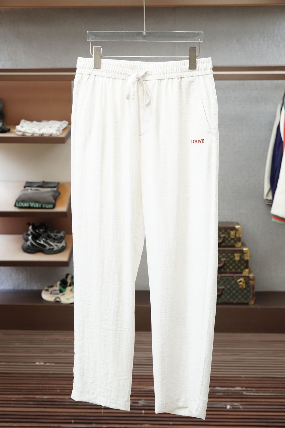 NO:904455,Loewe Loewe/2026 early spring new casual pants, old-fashioned style, simple and elegant, low-key luxury, imported linen comfortable, loose and stylish, flattering long legs Color: blue and off-white Size: 48 50 52 54 56 58,,loewe,loewe,19860909Loewe罗意威/2026早春新品休闲裤,老前风简约大气低调奢华,进口亚麻舒适,松弛有型拉满,修饰大长腿 颜色:蓝色米白 尺码:48 50 52 54 56 58,,loewe,loewe,,Men's clothing