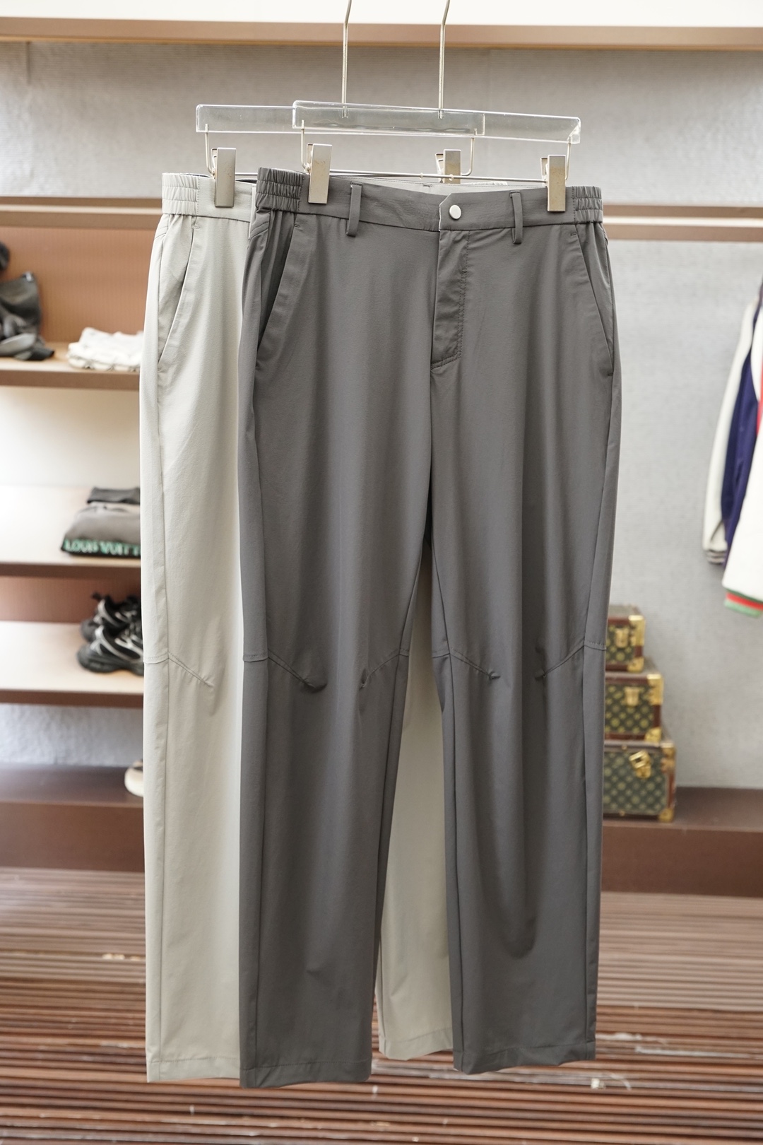 NO:904402,Ermenegildo Zegna/Ultra-thin anti-shrinkage, anti-wrinkle, hollow cooling fiber · Comes with a cooling buff. The unique hollow structure fabric releases a cooling sensation instantly when it touches the skin, quickly dissipating body surface heat. The air layer insulation design blocks the external high temperature, so you can sit for a long time in summer without getting sweaty or sticky. Light, breathable and not heavy, say goodbye to the stuffy feeling of traditional trousers, and the body feeling drops by 3-5℃. Four-sided elastic technology ·  0-restriction free movement horizontal/vertical/diagonal 360° high elasticity, no pressure when squatting, stepping, or sitting for long periods of time Long-lasting elasticity that does not loosen, does not deform after repeated stretching, fits the leg shape without blocking the crotch, does not tighten the waist while maintaining a neat fit and comfortable body feel, a perfect balance between sportiness and business sense Classic straight cut · Modify the leg shape without being unsightly Mid-waist straight design, neat drape, modify O-shaped legs, X-shaped legs, visually appear taller and slimmer  The slightly elastic design of the waist fits the waist without tightening the flesh, and is suitable for matching with belts or casual wear. The back pocket is three-dimensionally cut with exquisite details, taking into account practicality and high-end feeling. Size 30-38 (no 35.37),,zegna,19860909杰尼亚/超薄防退缩,抗皱,中空冰凉纤维 · 自带降温buff独特中空结构面料,接触皮肤瞬间释放凉感,快速导出体表热量 空气层隔热设计,阻隔外界高温,夏日久坐也不闷汗、不粘身 轻盈透气不厚重,告别传统西裤的闷热感,体感直降3-5℃ 四面弹高弹工艺 · 0束缚自由动横向/纵向/斜向360°高弹回弹,蹲起、迈步、久坐无压力 弹力持久不松垮,反复拉伸不变形,贴合腿型不卡裆、不勒腰兼顾利落版型与舒适体感,运动感与商务感完美平衡 经典直筒剪裁 · 修饰腿型不挑人 中腰直筒设计,利落垂坠,修饰O型腿、X型腿,视觉显高显瘦 腰头微弹设计,贴合腰部不勒肉,搭配皮带/休闲穿搭都适配 后袋立体剪裁,细节精致,兼顾实用性与高级感 码数30-38（无35.37）,,zegna,,Men's clothing