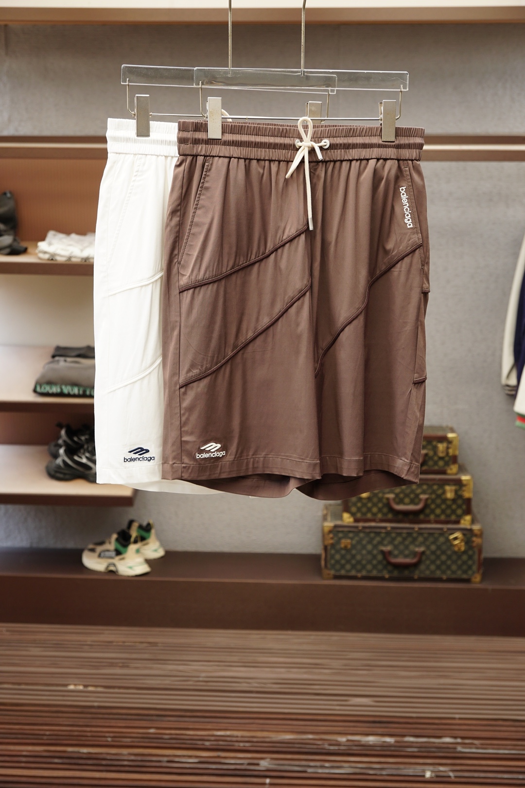 NO:904362,Balenciaga, 26SS hot-selling shorts. These shorts are made of the brand’s classic style. The fabric is super breathable and can quickly remove sweat from the body surface. It is refreshing and not sweaty when worn in spring and summer, and can keep you dry even in humid environments.  The high-elastic elastic waist is suitable for different waist sizes, and the inner drawstring can be freely adjusted to make it easy to put on and take off. The brand logo letters are embroidered on the left trouser leg, which is a small area of embellishment, unobtrusive but self-recognizable, in line with the low-key luxury of high-end brands. Pair it with a polo shirt and loafers to create a business casual look, suitable for semi-formal occasions such as offices and weekend parties. Size 48 50 52 54 56  Color white, caramel, balenciaga, loafers, shorts,19860909巴黎世家,26SS款爆款短裤 这款短裤选用品牌经典版型,面料超强的透气性,能快速导出体表汗液,春夏穿着清爽不闷汗,潮湿环境也能保持干爽. 高弹松紧腰适配不同腰围,内抽绳可自由调节松紧,穿脱便捷.左裤腿处刺绣品牌logo字母,小面积点缀,不张扬却自带辨识度,符合高端品牌的低调奢华感.搭配Polo衫、乐福鞋,打造商务休闲造型,适配办公室、周末聚会等半正式场合.   尺码48 50 52 54 56  颜色白色,焦糖色,,balenciaga,loafers,shorts,,Men's clothing
