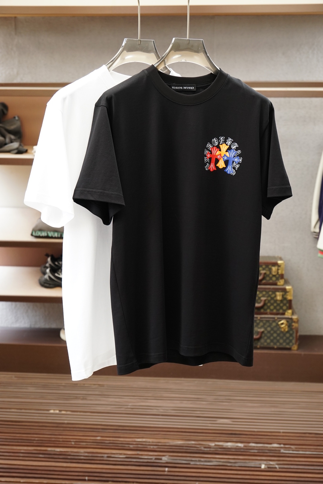 NO:904411,Kroxin-1.1 top replica, 2026 latest men's round neck short-sleeved T-shirt real shot, top quality goods, three-dimensional tailoring, customized soft light cotton fabric, comfortable and breathable!  Customized brand logo embellishment ~ Charming and charming, the hand is delicate and soft, the upper body is comfortable and breathable, the style of a big brand is luxurious and elegant, the texture can only be imported and customized from Italy, versatile style, easy to wear, fine and meticulous workmanship, absolutely worth it!  Size M-3XL loose fit,,,chrome hearts,T-shirt,tees,t-shirt,19860909克罗心-1.1顶级复刻,2026最新男士圆领短袖T恤实物拍摄顶级好货立体剪裁 定制柔光棉面料,舒适透气！定制品牌logo标点缀～迷人魅力手感细腻柔软, 上身舒适透气 ,大牌风范 奢华大气 进口意大利定制才有的质感 百搭款式 穿着不挑人 ,做工精细一丝不苟 ,绝对值得的好货！ 码数M-3XL宽松版型,,,chrome hearts,T-shirt,tees，t-shirt,,Men's clothing