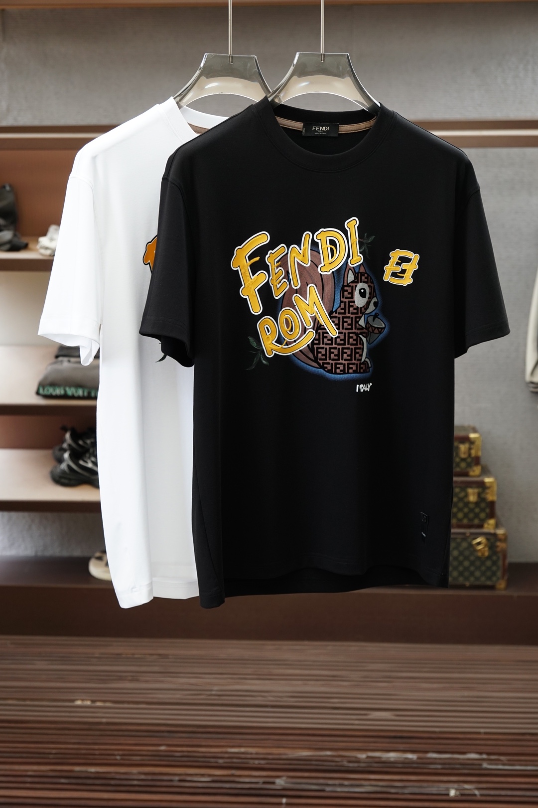NO:904406,Fendi Fendi/1.1 top replica, 2026 latest men's round neck short-sleeved T-shirt real shot, top quality goods, three-dimensional tailoring, customized soft light cotton fabric, comfortable and breathable!  Customized brand logo embellishment ~ Charming and charming, the hand is delicate and soft, the upper body is comfortable and breathable, the style of a big brand is luxurious and elegant, the texture can only be imported and customized from Italy, versatile style, easy to wear, fine and meticulous workmanship, absolutely worth it!  Size M-3XL loose fit,,,fendi,fendi,T-shirt,tees,t-shirt,19860909Fendi芬迪/1.1顶级复刻,2026最新男士圆领短袖T恤实物拍摄顶级好货立体剪裁 定制柔光棉面料,舒适透气！定制品牌logo标点缀～迷人魅力手感细腻柔软, 上身舒适透气 ,大牌风范 奢华大气 进口意大利定制才有的质感 百搭款式 穿着不挑人 ,做工精细一丝不苟 ,绝对值得的好货！ 码数M-3XL宽松版型,,,fendi,fendi,T-shirt,tees，t-shirt,,Men's clothing