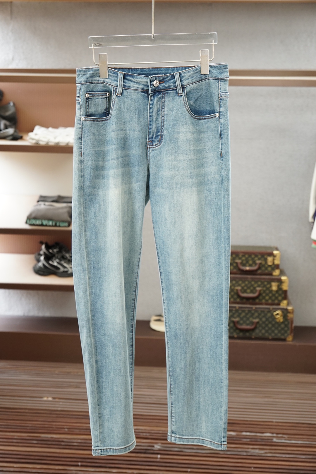 NO:909458,LV Louis Vuitton/2026 spring and summer straight jeans series new godfather-level washed jeans Luxurious ss official website counter 9000 ocean new products hot sale Original replica leather brand Highly recommended Complex craftsmanship + washed foreign trade Quality and detail processing are in place Luxurious detailed hardware accessories Elastic slim straight pants Size. 29-38 There are 35 and no 37 sizes, Louis Vuitton, Louis  vuitton,jeans,19860909Lv 路易威登/2026春夏直筒牛仔裤系列新品教父级洗水牛仔裤 奢华感ss官网专柜9000大洋新品热销 原版复刻皮牌 重磅强烈推荐 复杂工艺工艺+洗水外贸 品质感细节处理满满到位 奢华感细节五金辅料 弹力修身直筒裤型 尺码.29-38有35无37码,,louis vuitton,louis vuitton,jeans,,Men's clothing