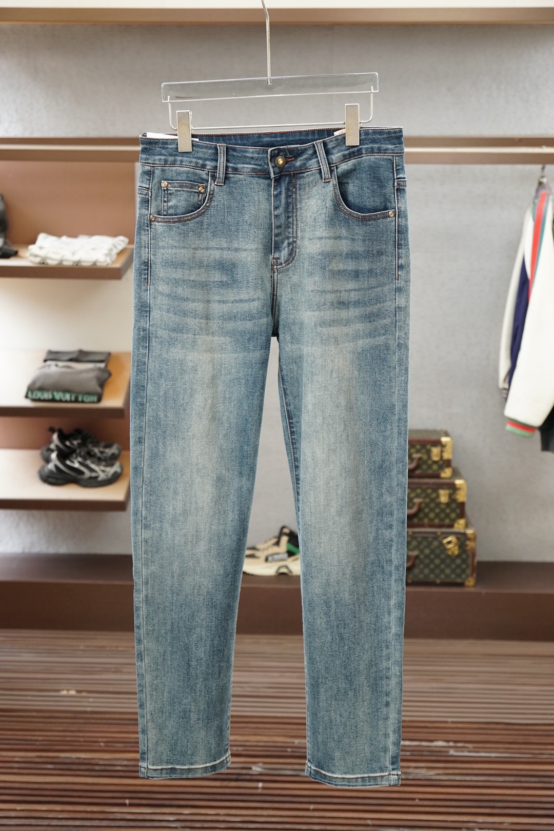 NO:909470,Zegna/2026 spring and summer straight jeans series new godfather-level washed jeans. Luxurious SS official website counter 9000 ocean new products are hot-selling. Original replica leather brand. Highly recommended. Complex craftsmanship + washed foreign trade. Quality and detail processing are in place. Luxurious details hardware accessories. Stretch slim straight pants. Size.29-38, 35 but not 37,,zegna,jeans,19860909杰尼亚/2026春夏直筒牛仔裤系列新品教父级洗水牛仔裤 奢华感ss官网专柜9000大洋新品热销 原版复刻皮牌 重磅强烈推荐 复杂工艺工艺+洗水外贸 品质感细节处理满满到位 奢华感细节五金辅料 弹力修身直筒裤型 尺码.29-38有35无37码,,zegna,jeans,,Men's clothing