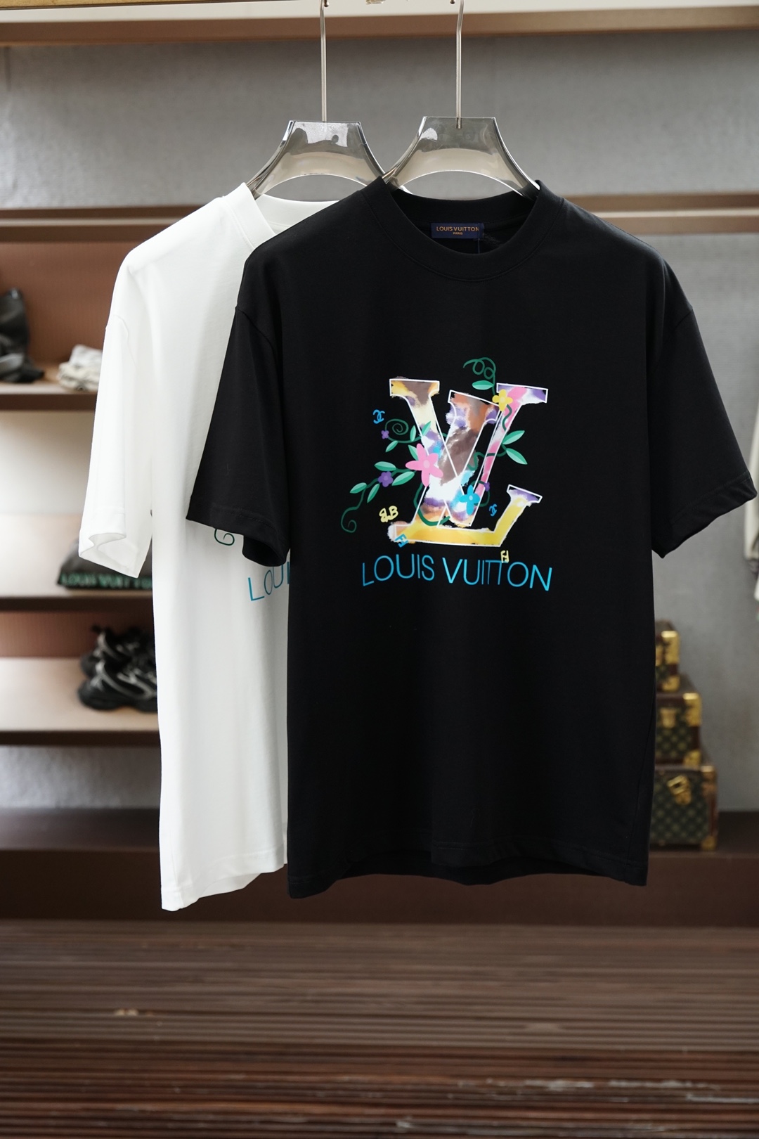 NO:909430,LV Louis Vuitton-2026 spring and summer new short-sleeved T-shirts for men and women!  Fashionable and casual short-sleeved T-shirt!  Letter logo pattern embroidery design on the chest!  It is highly designed and selected from 260g pure cotton fabrics supplied by customers. It feels soft and skin-friendly, comfortable and breathable. The real thing will definitely make you fall in love with it!  The round neck cut with loose shoulders and dropped shoulders, non-sexist style for couples to wear together, opens up a new fashion style!  Distinguish the market version of the high-definition series!  Size M-3XL,,louis vuitton,louis vuitton,T-shirt,tees,t-shirt,19860909LV 路易威登-2026春夏新款男女同款短袖T恤！时尚休闲短袖T恤衫！胸前字母logo图案刺绣设计！极具设计精选客供260g纯棉面料,手感柔软亲肤,着身舒适透气性都无法挑剔,实物绝对会让你爱不释手！宽松小落肩的圆领版型裁剪,无性别主义的情侣混穿款式,打开全新的时装新韵味！区别市场版本高定系列！尺码M-3XL,,louis vuitton,louis vuitton,T-shirt,tees，t-shirt,,Men's clothing