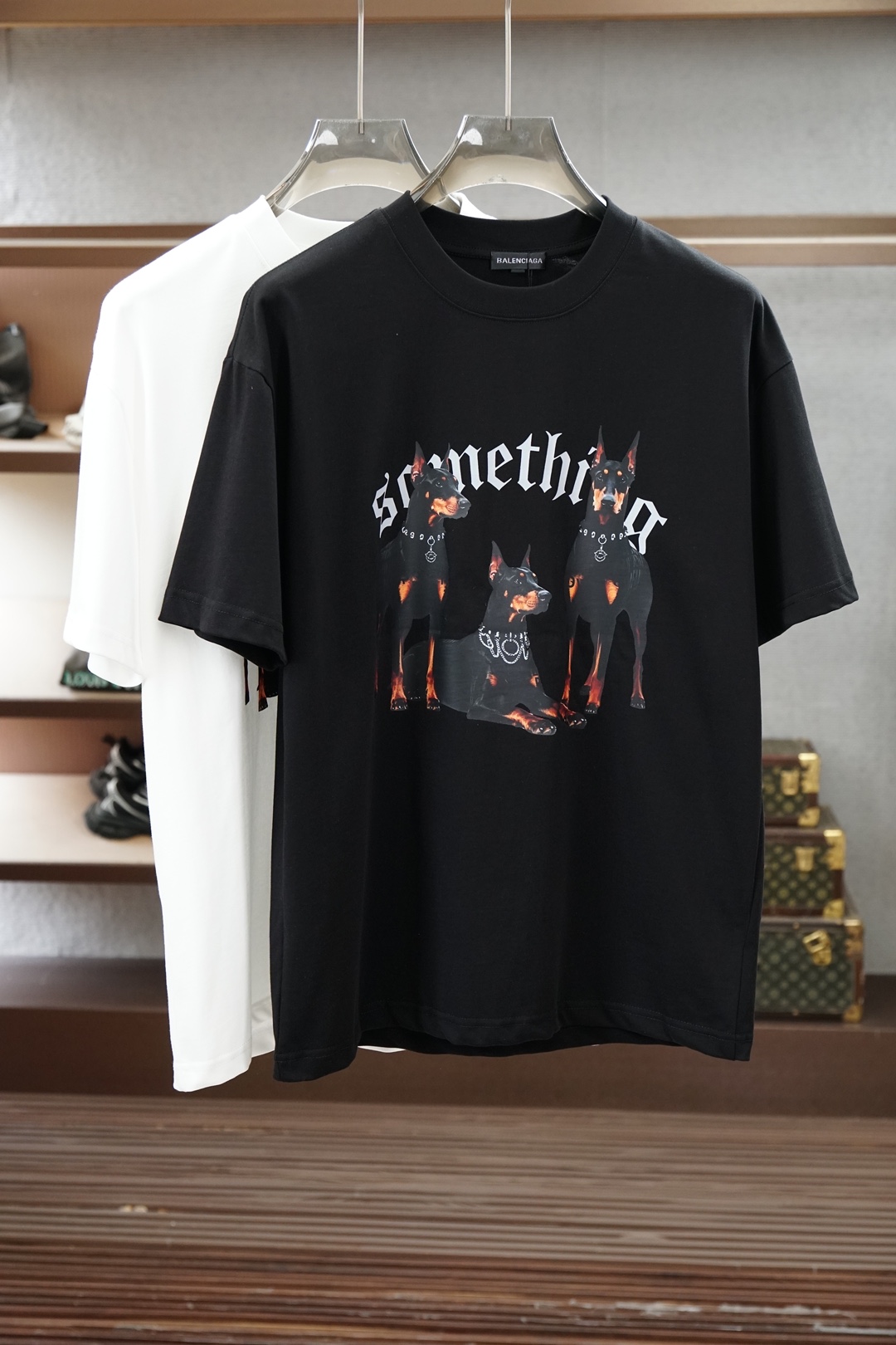 NO:909426,Balenciaga-2026 spring and summer new short-sleeved T-shirts for men and women!  Fashionable and casual short-sleeved T-shirt!  Letter logo pattern embroidery design on the chest!  It is highly designed and selected from 260g pure cotton fabrics supplied by customers. It feels soft and skin-friendly, comfortable and breathable. The real thing will definitely make you fall in love with it!  The round neck cut with loose shoulders and dropped shoulders, non-sexist style for couples to wear together, opens up a new fashion style!  Distinguish the market version of the high-definition series!  Size M-3XL,,balenciaga,T-shirt,tees,t-shirt,19860909巴黎世家-2026春夏新款男女同款短袖T恤！时尚休闲短袖T恤衫！胸前字母logo图案刺绣设计！极具设计精选客供260g纯棉面料,手感柔软亲肤,着身舒适透气性都无法挑剔,实物绝对会让你爱不释手！宽松小落肩的圆领版型裁剪,无性别主义的情侣混穿款式,打开全新的时装新韵味！区别市场版本高定系列！尺码M-3XL,,balenciaga,T-shirt,tees，t-shirt,,Men's clothing