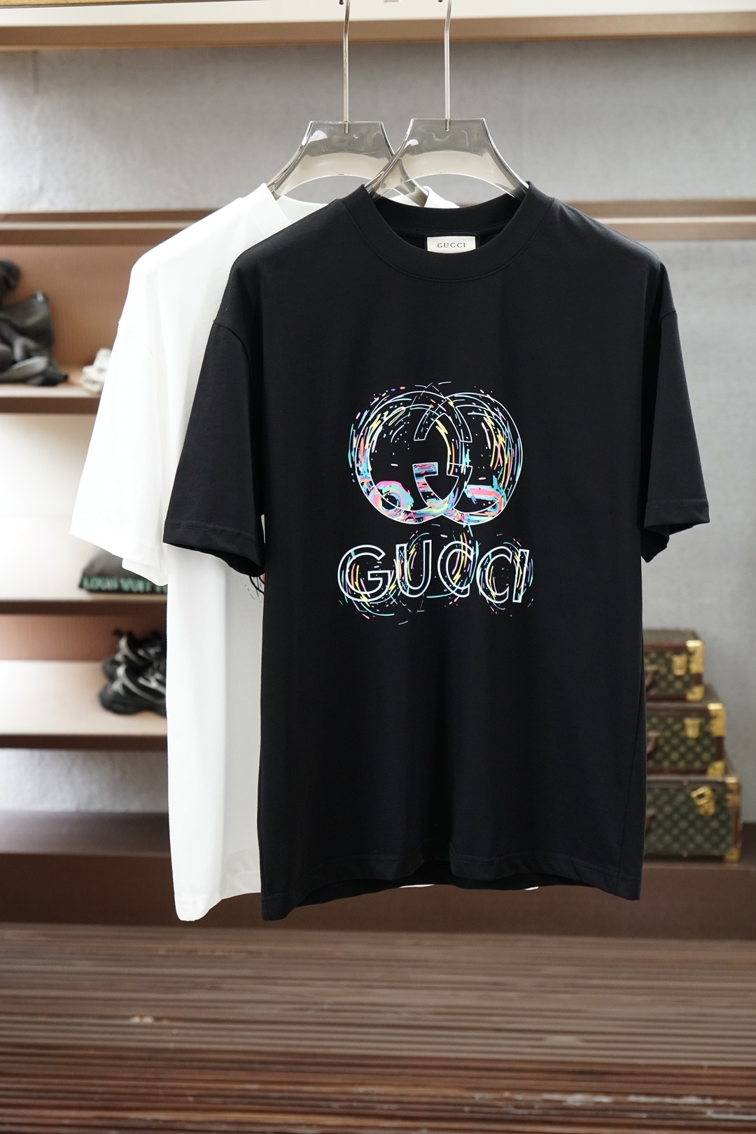 NO:909434,Gucci Gucci-2026 spring and summer new short-sleeved T-shirts for men and women!  Fashionable and casual short-sleeved T-shirt!  Letter logo pattern embroidery design on the chest!  It is highly designed and selected from 260g pure cotton fabrics supplied by customers. It feels soft and skin-friendly, comfortable and breathable. The real thing will definitely make you fall in love with it!  The round neck cut with loose shoulders and dropped shoulders, non-sexist style for couples to wear together, opens up a new fashion style!  Distinguish the market version of the high-definition series!  Size M-3XL,,gucci,T-shirt,tees,t-shirt,19860909Gucci古奇-2026春夏新款男女同款短袖T恤！时尚休闲短袖T恤衫！胸前字母logo图案刺绣设计！极具设计精选客供260g纯棉面料,手感柔软亲肤,着身舒适透气性都无法挑剔,实物绝对会让你爱不释手！宽松小落肩的圆领版型裁剪,无性别主义的情侣混穿款式,打开全新的时装新韵味！区别市场版本高定系列！尺码M-3XL,,gucci,T-shirt,tees，t-shirt,,Men's clothing