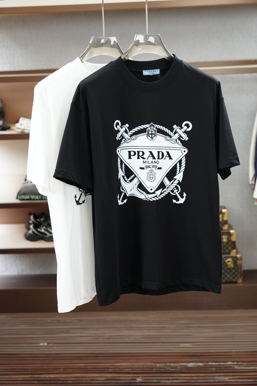 NO:909422,Prada Prada-2026 spring and summer new short-sleeved T-shirts for men and women!  Fashionable and casual short-sleeved T-shirt!  Letter logo pattern embroidery design on the chest!  It is highly designed and selected from 260g pure cotton fabrics supplied by customers. It feels soft and skin-friendly, comfortable and breathable. The real thing will definitely make you fall in love with it!  The round neck cut with loose shoulders and dropped shoulders, non-sexist style for couples to wear together, opens up a new fashion style!  Distinguish the market version of the high-definition series!  Size M-3XL,,prada,prada,T-shirt,tees,t-shirt,19860909Prada普拉达-2026春夏新款男女同款短袖T恤！时尚休闲短袖T恤衫！胸前字母logo图案刺绣设计！极具设计精选客供260g纯棉面料,手感柔软亲肤,着身舒适透气性都无法挑剔,实物绝对会让你爱不释手！宽松小落肩的圆领版型裁剪,无性别主义的情侣混穿款式,打开全新的时装新韵味！区别市场版本高定系列！尺码M-3XL,,prada,prada,T-shirt,tees，t-shirt,,Men's clothing