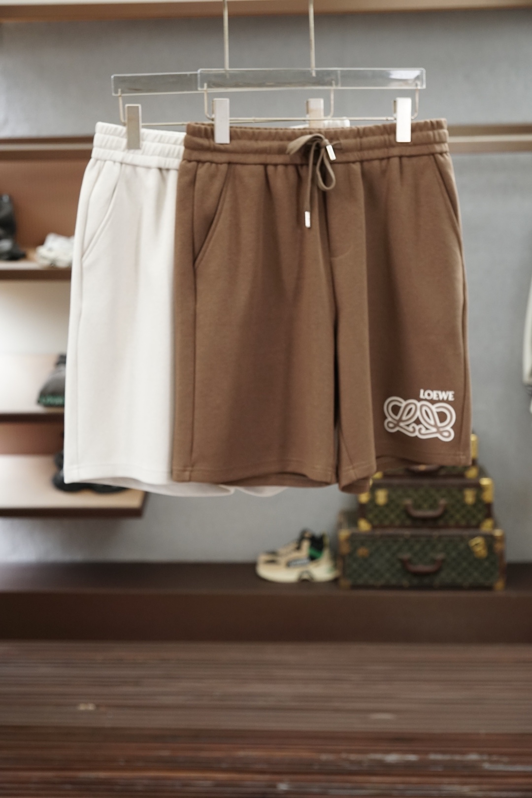 NO:909446,Loewe Loewe, fashionable thin casual shorts, made of customer-supplied high-density pure cotton fabric, soft and skin-friendly, anti-wrinkle and upright, with brand letter logo, full of fashion sense; suitable for a variety of styles; a jacket that is suitable for any age, size M-XX XL,,,loewe,loewe,shorts,jackets & coats,19860909Loewe罗意威,时尚薄款休闲短裤,采用客供高密度纯棉材质面料,软糯亲肤,抗皱立挺有型,品牌字母logo,满满的时尚感；适合多种穿搭风格；一款不挑年纪的外套LZ 码数M-XX XL,,,loewe,loewe,shorts,jackets & coats,,Men's clothing