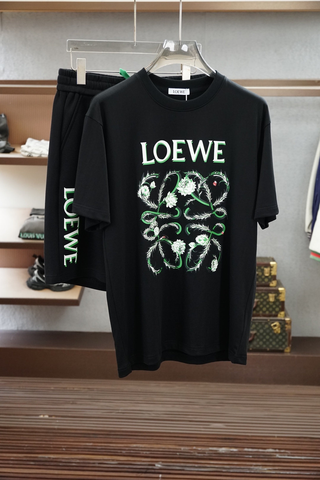 NO:909449,Loewe Loewe - fashionable thin casual shorts suit made of customer-supplied high-density cotton fabric, soft and skin-friendly, anti-wrinkle and upright, brand letter logo, full of fashion sense; suitable for a variety of styles; a jacket that does not pick any age. LZ size M-XX XL,,,loewe,loewe,shorts,jackets & coats,19860909Loewe罗意威-时尚薄款休闲短裤套装 采用客供高密度纯棉材质面料,软糯亲肤,抗皱立挺有型,品牌字母logo,满满的时尚感；适合多种穿搭风格；一款不挑年纪的外套LZ 码数M-XX XL,,,loewe,loewe,shorts,jackets & coats,,Men's clothing