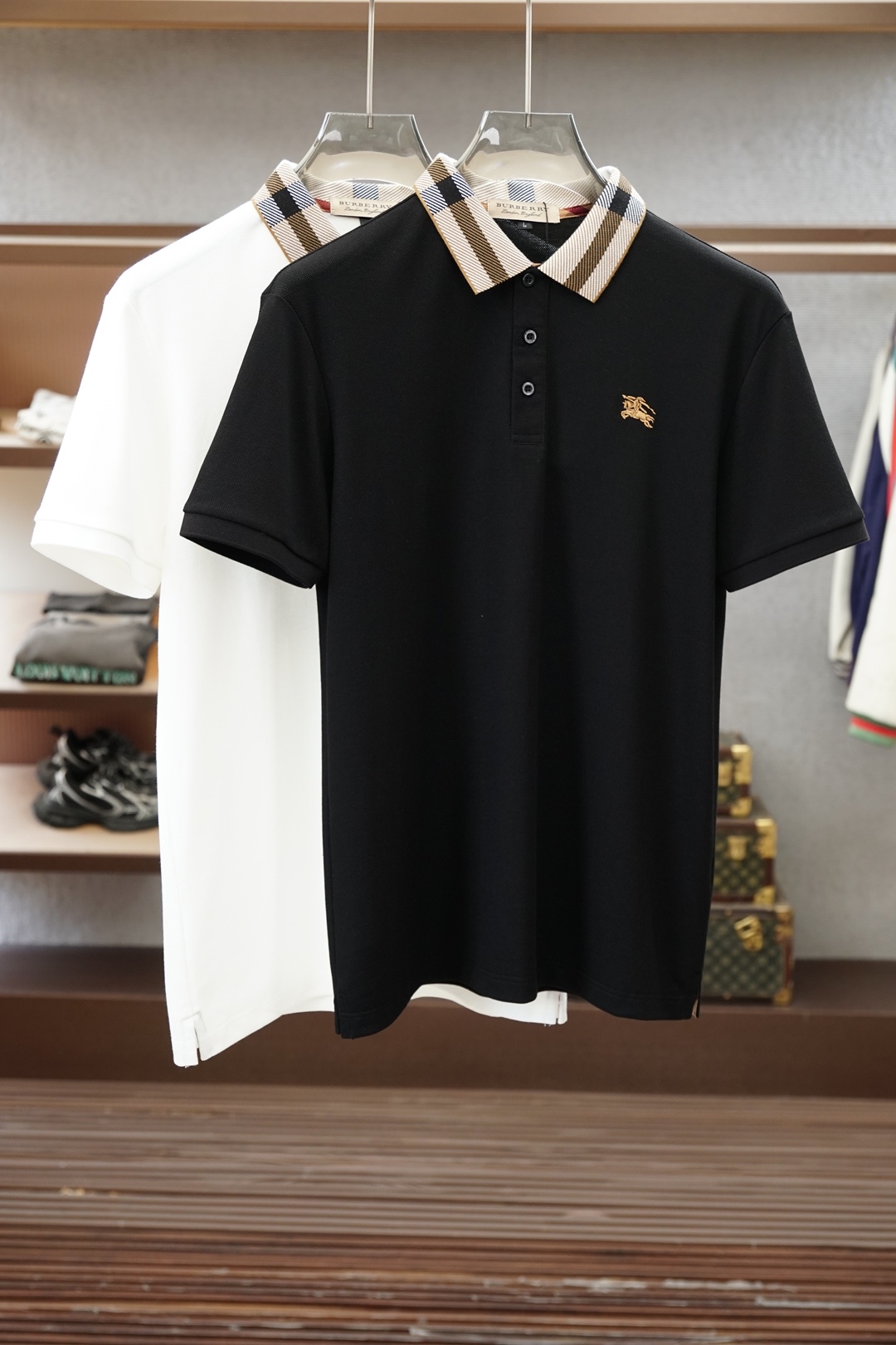 NO:911867,BBR Burberry/2026ss new product launched, classic refreshed high-end pique Polo shirt  The fabric is made of black technology and feels comfortable and luxurious when worn. It is made of double-sided piqué mesh fabric, with a three-dimensional piqué texture intertwined with warp and weft. It has a breathable mesh structure. It can keep your skin dry at all times when wearing it in summer, saying goodbye to stuffiness and stickiness. The double-sided weaving process makes the fabric more stiff, wear-resistant and long-lasting.  It is not easy to deform when worn, and it is neat and stylish when worn casually. It is anti-wrinkle and easy to take care of, making it the best choice for business trips. The classic Polo collar is matched with contrasting striped piping, and the neat lines outline the neck outline, giving a full sense of business formality; the exquisite embroidered logo on the left chest is low-key and elegant.  It shows the brand style, is not ostentatious but has its own recognition; whether it is worn alone to create a casual everyday, or worn with a suit to interpret the business elite style, it can easily hold up in various scenes. From fabric selection to cutting and sewing, every process follows the production standards of big brands, and the three-dimensional cutting  It is cut to fit the body shape without being tight, taking into account comfort and aesthetics. The fusion of double-sided pique texture and classic design makes this Polo shirt not only a piece of clothing, but also a business card of your taste. Sizes M-3XL, burberry, business  suit,19860909BBR巴宝莉/2026ss新品上线 经典焕新高端珠地Polo衫 面料黑科技,穿出来的舒适奢感,采用双面珠地网眼面料打造,经纬交织的立体珠地肌理,自带透气网孔结构,夏日穿着时刻保持肌肤干爽,告别闷热黏腻；双面织造工艺让面料更挺括耐磨,久穿不易变形,随手一搭都是利落型格,抗皱易打理的特性,更是商旅出行的不二之选.经典Polo领搭配撞色条纹滚边,利落线条勾勒颈部轮廓,商务正式感拉满；左胸精致刺绣标识,低调彰显品牌格调,不张扬却自带辨识度；无论是单穿打造休闲日常,还是内搭西装诠释商务精英范,都能轻松hold住各种场景.从面料甄选到剪裁缝制,每一道工序都遵循大牌制作标准,立体剪裁贴合身形不紧绷,兼顾舒适与版型美感.双面珠地的质感与经典设计的融合,让这件Polo衫不止是一件服饰,更是你的品位名片.尺码M-3XL,,burberry,business suit,,Men's clothing