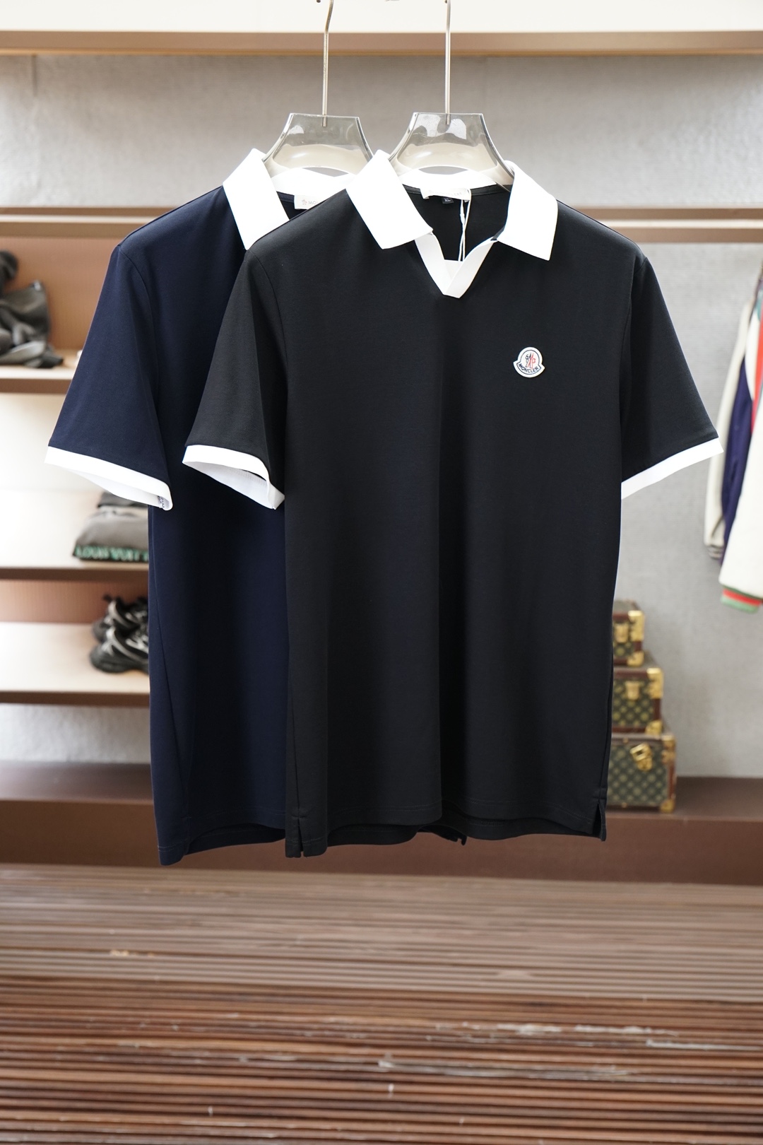NO:911887,Loewe/2026ss new product launched, classic refreshed high-end pique Polo shirt  The fabric is made of black technology, giving you a comfortable and luxurious feeling. It is made of double-sided pique mesh fabric. The three-dimensional pique texture is intertwined with warp and weft. It has a breathable mesh structure. It keeps the skin dry at all times when wearing it in summer, saying goodbye to stuffiness and stickiness. The double-sided weaving process makes the fabric more stiff and wear-resistant, and can be worn for a long time.  It is not easily deformed and can be worn with any outfit. It is neat and stylish. It is anti-wrinkle and easy to care for, making it the best choice for business trips. The classic Polo collar is matched with contrasting striped piping, and the neat lines outline the neck, giving it a sense of business formality. The exquisite embroidery logo on the left chest is a low-key statement.  The brand style is unobtrusive yet self-recognizable; whether worn alone for casual everyday use or worn under a suit for a business elite look, it can easily hold up in various scenarios. From fabric selection to cutting and sewing, every process follows the production standards of big brands, and three-dimensional tailoring fits perfectly.  The body shape is not tight, taking into account both comfort and aesthetics. The fusion of double-sided pique texture and classic design makes this Polo shirt not only a piece of clothing, but also a business card of your taste. Sizes M-3XL,,loewe,loewe,business  suit,19860909Loewe罗意威/2026ss新品上线 经典焕新高端珠地Polo衫 面料黑科技,穿出来的舒适奢感,采用双面珠地网眼面料打造,经纬交织的立体珠地肌理,自带透气网孔结构,夏日穿着时刻保持肌肤干爽,告别闷热黏腻；双面织造工艺让面料更挺括耐磨,久穿不易变形,随手一搭都是利落型格,抗皱易打理的特性,更是商旅出行的不二之选.经典Polo领搭配撞色条纹滚边,利落线条勾勒颈部轮廓,商务正式感拉满；左胸精致刺绣标识,低调彰显品牌格调,不张扬却自带辨识度；无论是单穿打造休闲日常,还是内搭西装诠释商务精英范,都能轻松hold住各种场景.从面料甄选到剪裁缝制,每一道工序都遵循大牌制作标准,立体剪裁贴合身形不紧绷,兼顾舒适与版型美感.双面珠地的质感与经典设计的融合,让这件Polo衫不止是一件服饰,更是你的品位名片.尺码M-3XL,,loewe,loewe,business suit,,Men's clothing