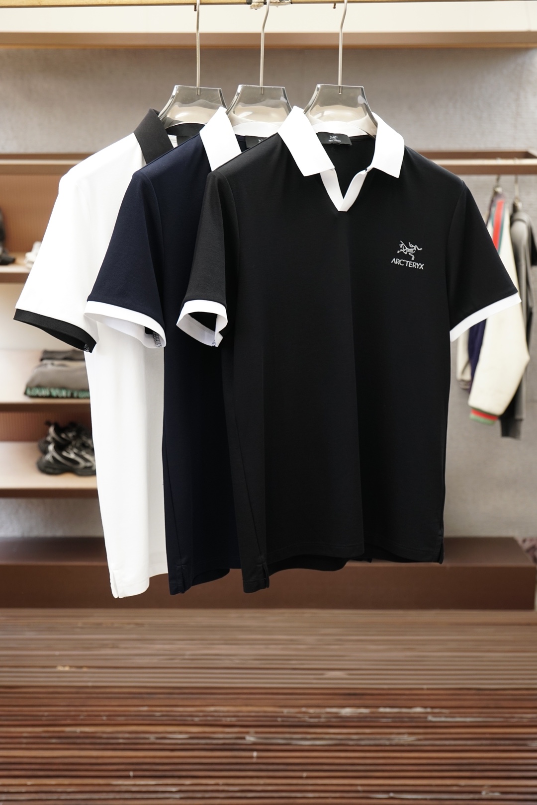 NO:911882,Arc'teryx_2026ss new product launched, classic refreshed high-end pique Polo shirt  The fabric is made of black technology and feels comfortable and luxurious when worn. It is made of double-sided piqué mesh fabric, with a three-dimensional piqué texture intertwined with warp and weft. It has a breathable mesh structure. It can keep your skin dry at all times when wearing it in summer, saying goodbye to stuffiness and stickiness. The double-sided weaving process makes the fabric more stiff, wear-resistant and long-lasting.  It is not easy to deform when worn, and it is neat and stylish when worn casually. It is anti-wrinkle and easy to take care of, making it the best choice for business trips. The classic Polo collar is matched with contrasting striped piping, and the neat lines outline the neck outline, giving a full sense of business formality; the exquisite embroidered logo on the left chest is low-key and elegant.  It shows the brand style, is not ostentatious but has its own recognition; whether it is worn alone to create a casual everyday, or worn with a suit to interpret the business elite style, it can easily hold up in various scenes. From fabric selection to cutting and sewing, every process follows the production standards of big brands, and the three-dimensional cutting  It is cut to fit the body shape without being tight, taking into account both comfort and aesthetics. The fusion of double-sided pique texture and classic design makes this Polo shirt not only a piece of clothing, but also a business card of your taste. Size M-3XL, arc'teryx, business  suit,19860909始祖鸟_2026ss新品上线 经典焕新高端珠地Polo衫 面料黑科技,穿出来的舒适奢感,采用双面珠地网眼面料打造,经纬交织的立体珠地肌理,自带透气网孔结构,夏日穿着时刻保持肌肤干爽,告别闷热黏腻；双面织造工艺让面料更挺括耐磨,久穿不易变形,随手一搭都是利落型格,抗皱易打理的特性,更是商旅出行的不二之选.经典Polo领搭配撞色条纹滚边,利落线条勾勒颈部轮廓,商务正式感拉满；左胸精致刺绣标识,低调彰显品牌格调,不张扬却自带辨识度；无论是单穿打造休闲日常,还是内搭西装诠释商务精英范,都能轻松hold住各种场景.从面料甄选到剪裁缝制,每一道工序都遵循大牌制作标准,立体剪裁贴合身形不紧绷,兼顾舒适与版型美感.双面珠地的质感与经典设计的融合,让这件Polo衫不止是一件服饰,更是你的品位名片.尺码M-3XL,arc'teryx,business suit,,Men's clothing