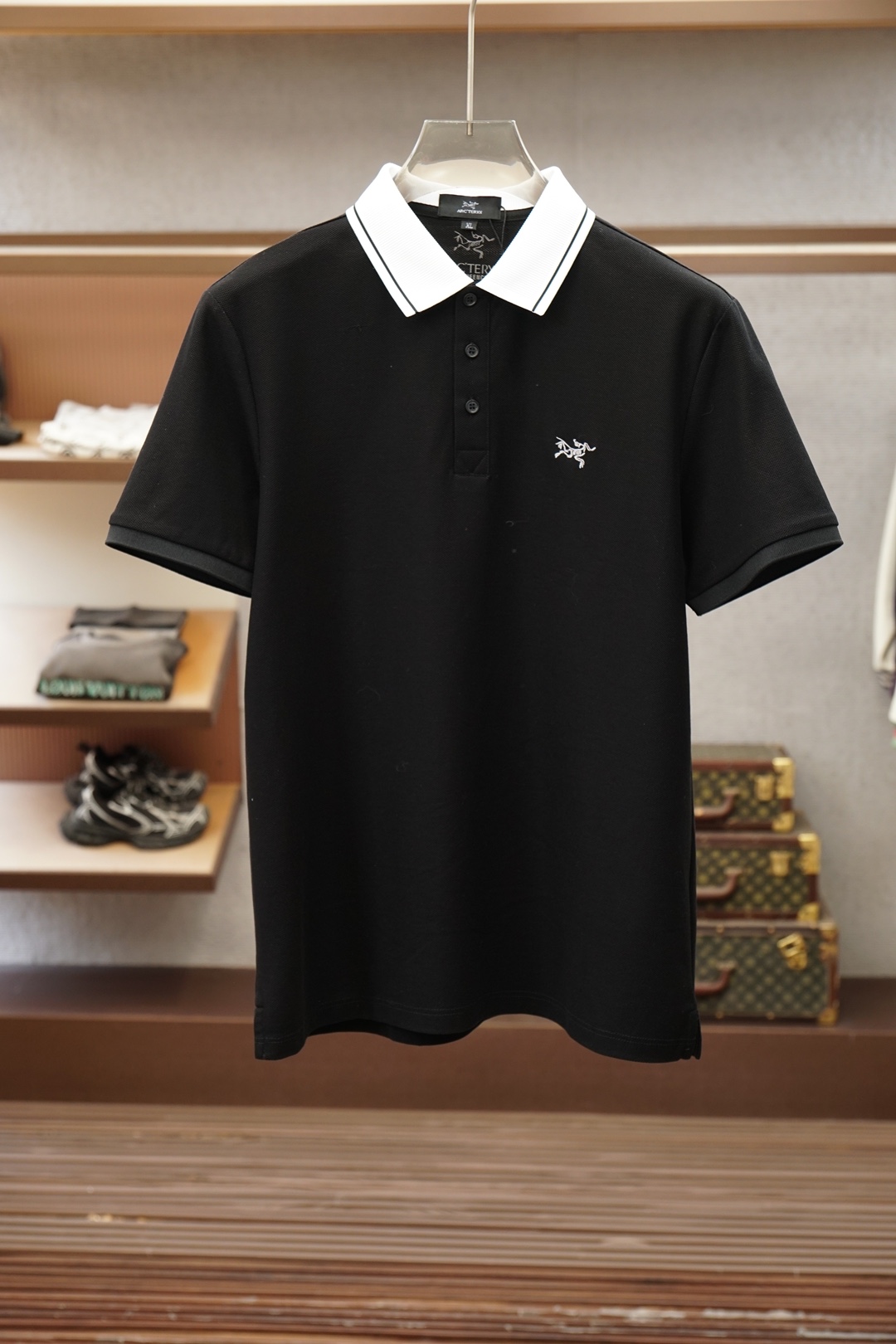 NO:911862,Arc'teryx/2026ss new product launched, classic refreshed high-end pique Polo shirt  The fabric is made of black technology and feels comfortable and luxurious when worn. It is made of double-sided piqué mesh fabric, with a three-dimensional piqué texture intertwined with warp and weft. It has a breathable mesh structure. It can keep your skin dry at all times when wearing it in summer, saying goodbye to stuffiness and stickiness. The double-sided weaving process makes the fabric more stiff, wear-resistant and long-lasting.  It is not easy to deform when worn, and it is neat and stylish when worn casually. It is anti-wrinkle and easy to take care of, making it the best choice for business trips. The classic Polo collar is matched with contrasting striped piping, and the neat lines outline the neck outline, giving a full sense of business formality; the exquisite embroidered logo on the left chest is low-key and elegant.  It shows the brand style, is not ostentatious but has its own recognition; whether it is worn alone to create a casual everyday, or worn with a suit to interpret the business elite style, it can easily hold up in various scenes. From fabric selection to cutting and sewing, every process follows the production standards of big brands, and the three-dimensional cutting  It is cut to fit the body shape without being tight, taking into account both comfort and aesthetics. The fusion of double-sided pique texture and classic design makes this Polo shirt not only a piece of clothing, but also a business card of your taste. Size M-3XL, arc'teryx, business  suit,19860909始祖鸟/2026ss新品上线 经典焕新高端珠地Polo衫 面料黑科技,穿出来的舒适奢感,采用双面珠地网眼面料打造,经纬交织的立体珠地肌理,自带透气网孔结构,夏日穿着时刻保持肌肤干爽,告别闷热黏腻；双面织造工艺让面料更挺括耐磨,久穿不易变形,随手一搭都是利落型格,抗皱易打理的特性,更是商旅出行的不二之选.经典Polo领搭配撞色条纹滚边,利落线条勾勒颈部轮廓,商务正式感拉满；左胸精致刺绣标识,低调彰显品牌格调,不张扬却自带辨识度；无论是单穿打造休闲日常,还是内搭西装诠释商务精英范,都能轻松hold住各种场景.从面料甄选到剪裁缝制,每一道工序都遵循大牌制作标准,立体剪裁贴合身形不紧绷,兼顾舒适与版型美感.双面珠地的质感与经典设计的融合,让这件Polo衫不止是一件服饰,更是你的品位名片.尺码M-3XL,arc'teryx,business suit,,Men's clothing